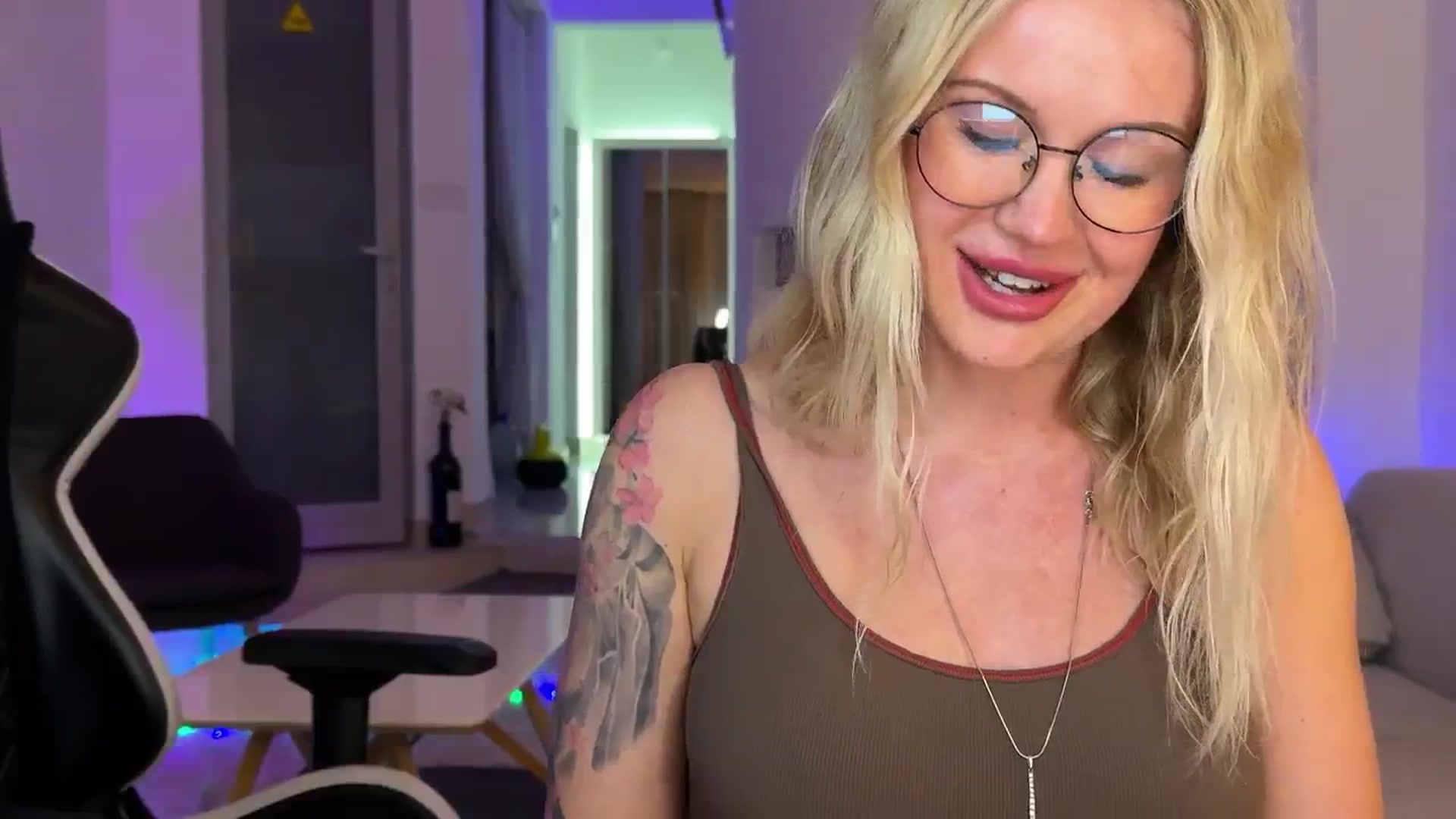 Gallery image thumbnail from AlexiAngel's myfreecams stream on, 12/17/2025, 18:16 image 15 of 20