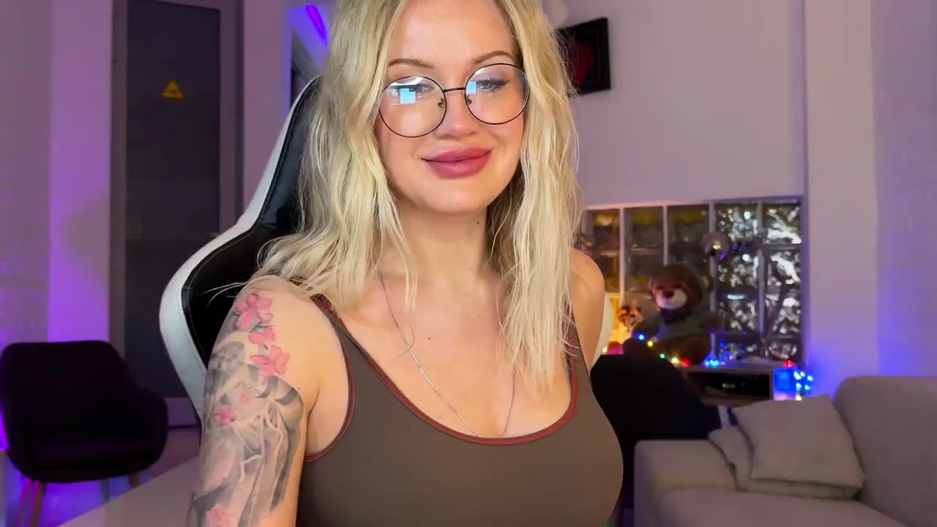 Gallery image thumbnail from AlexiAngel's myfreecams stream on, 12/17/2025, 18:16 image 1 of 20