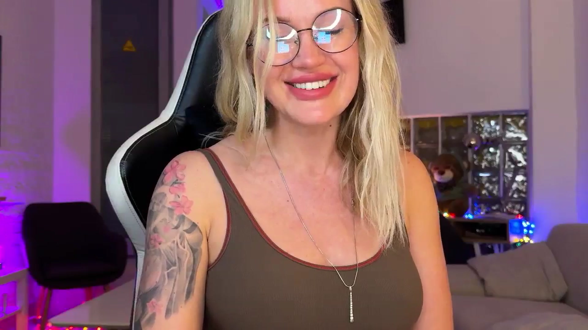 Gallery image thumbnail from AlexiAngel's myfreecams stream on, 12/17/2025, 19:23 image 18 of 20