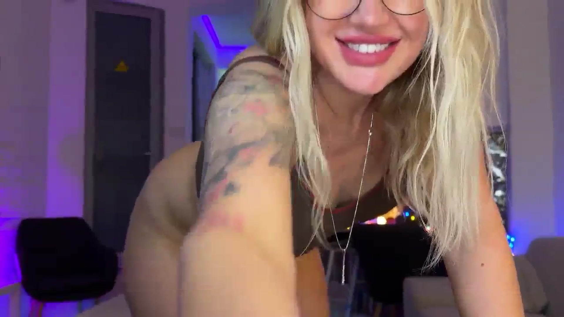 Gallery image thumbnail from AlexiAngel's myfreecams stream on, 12/17/2025, 19:23 image 19 of 20