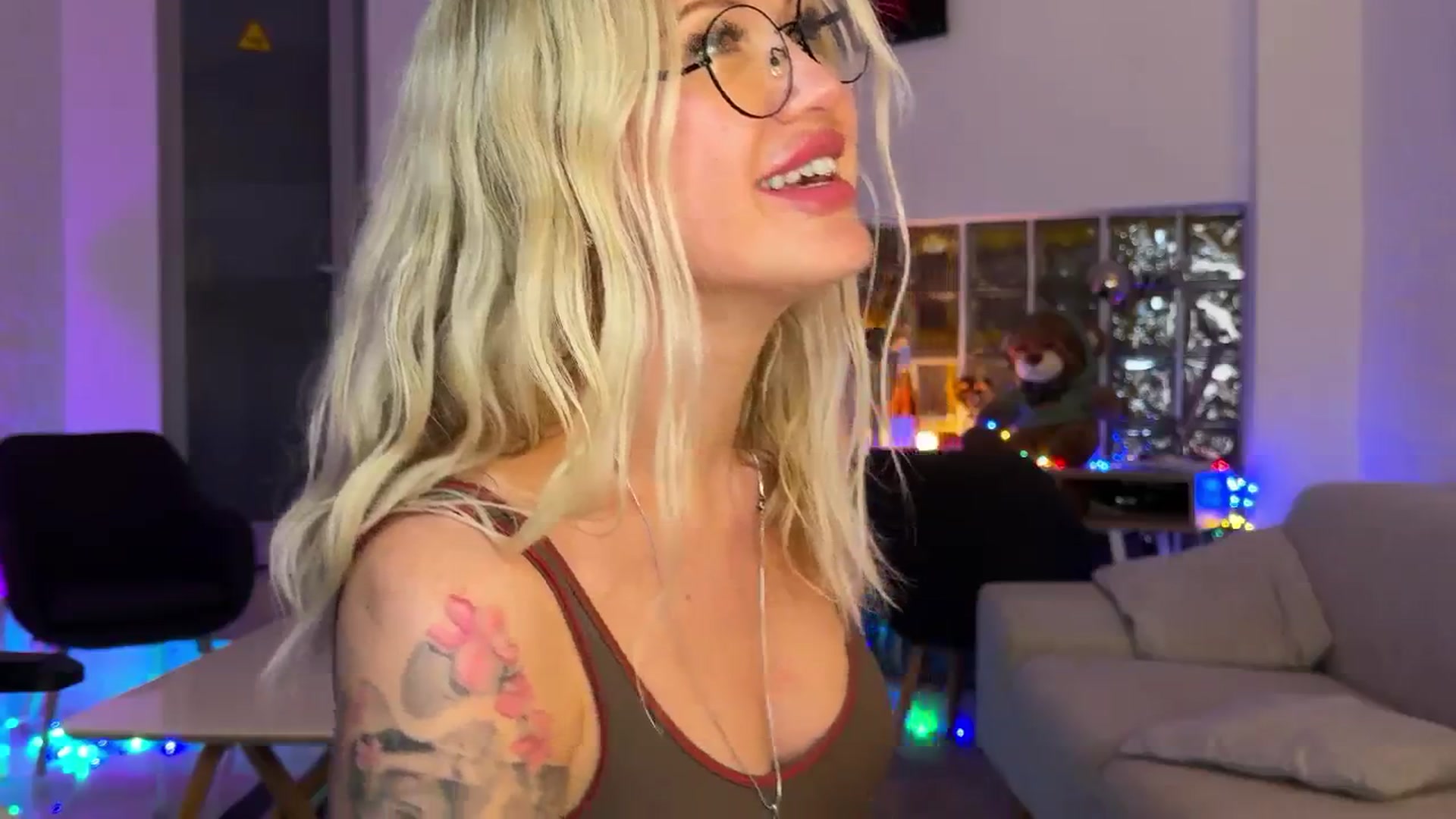 Gallery image thumbnail from AlexiAngel's myfreecams stream on, 12/17/2025, 19:23 image 6 of 20