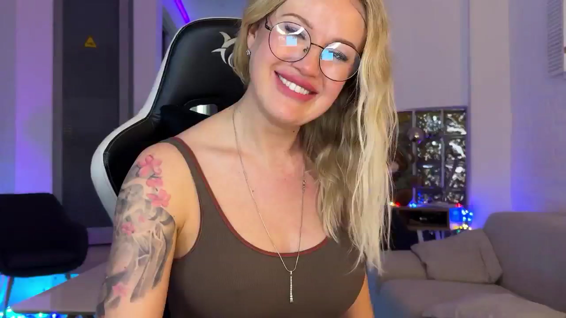 Gallery image thumbnail from AlexiAngel's myfreecams stream on, 12/17/2025, 19:23 image 8 of 20