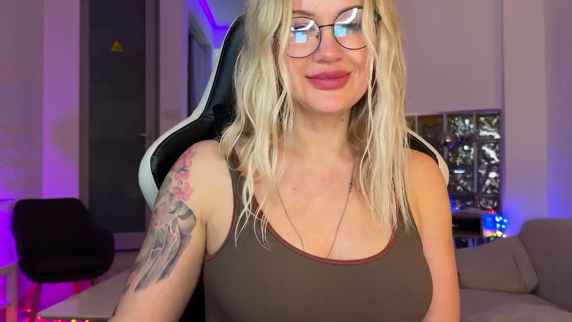 Gallery image thumbnail from AlexiAngel's myfreecams stream on, 12/17/2025, 19:23 image 15 of 20
