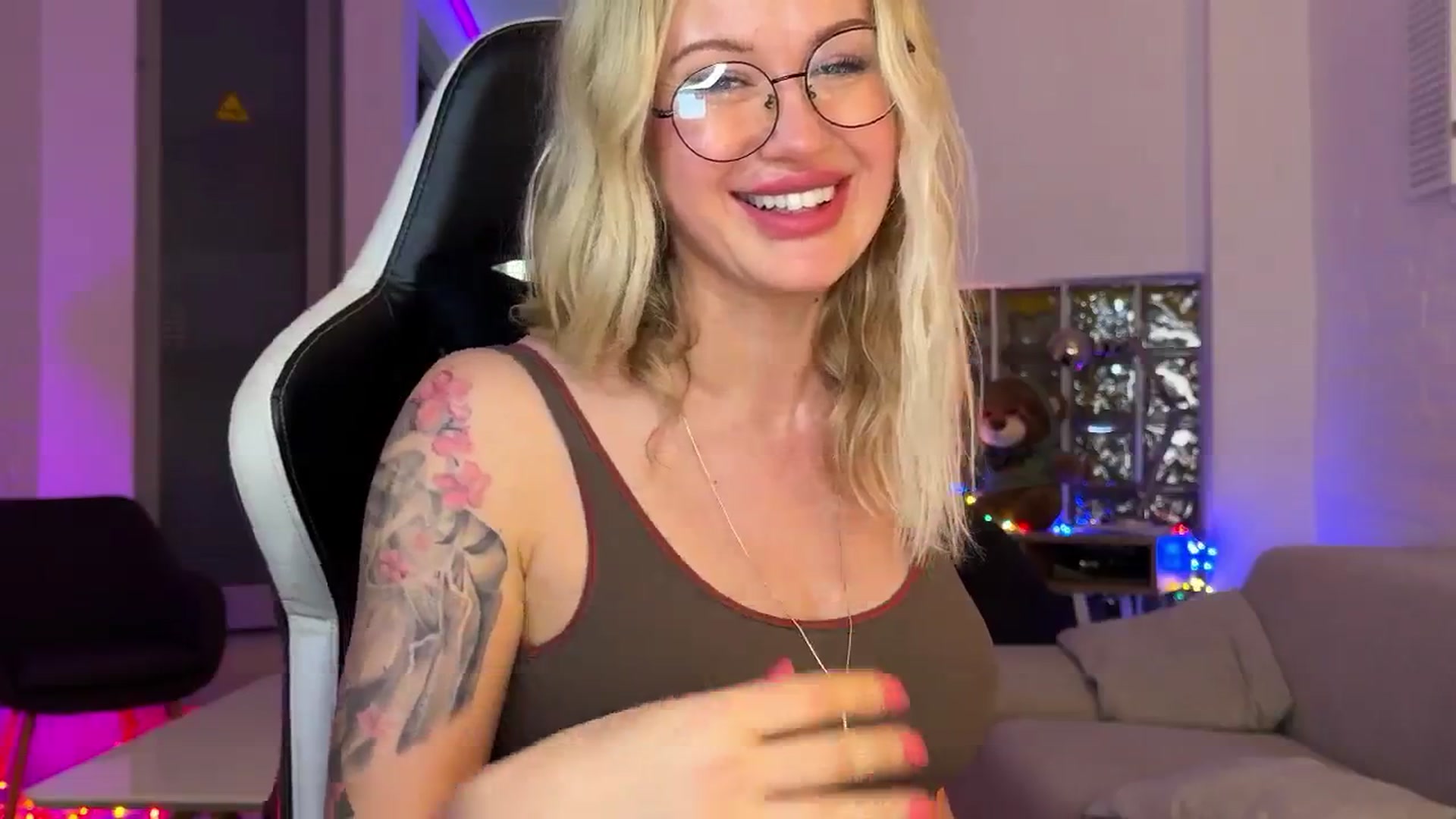 Gallery image thumbnail from AlexiAngel's myfreecams stream on, 12/17/2025, 19:23 image 7 of 20
