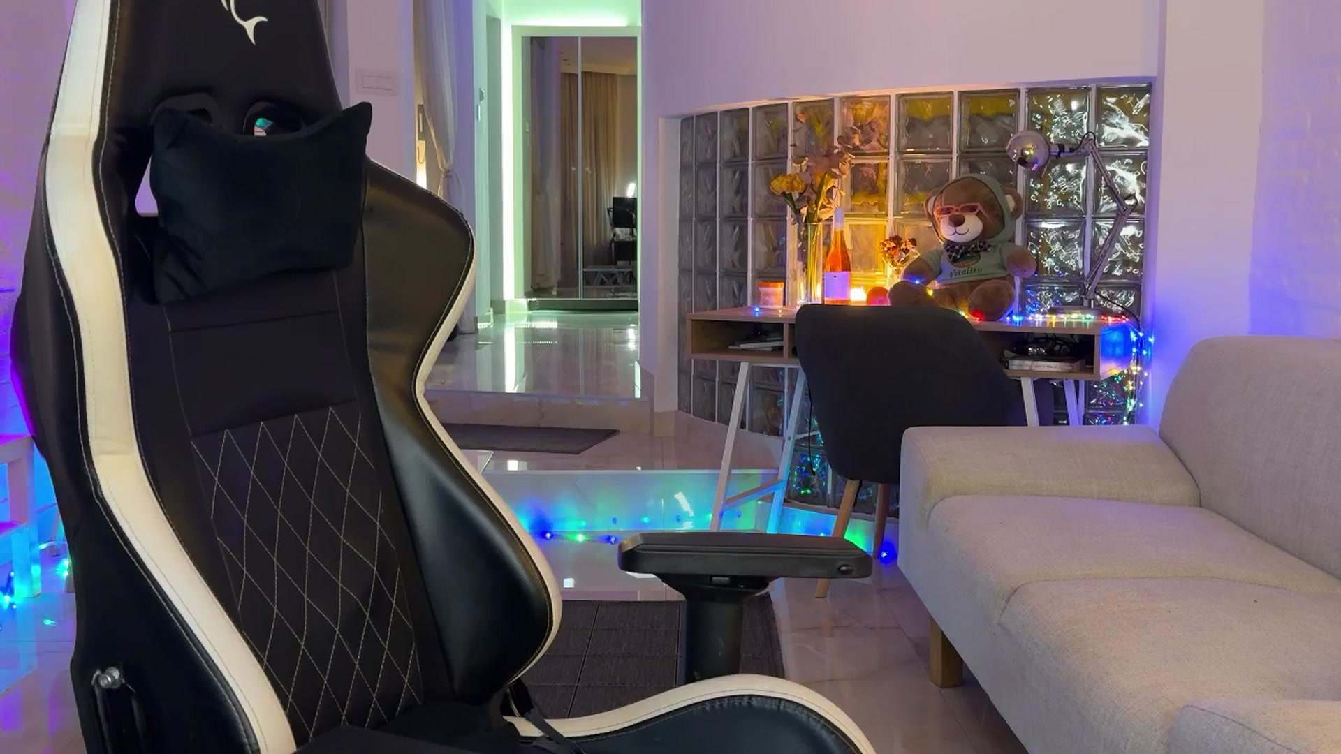 Gallery image thumbnail from AlexiAngel's myfreecams stream on, 12/19/2025, 18:38 image 11 of 20