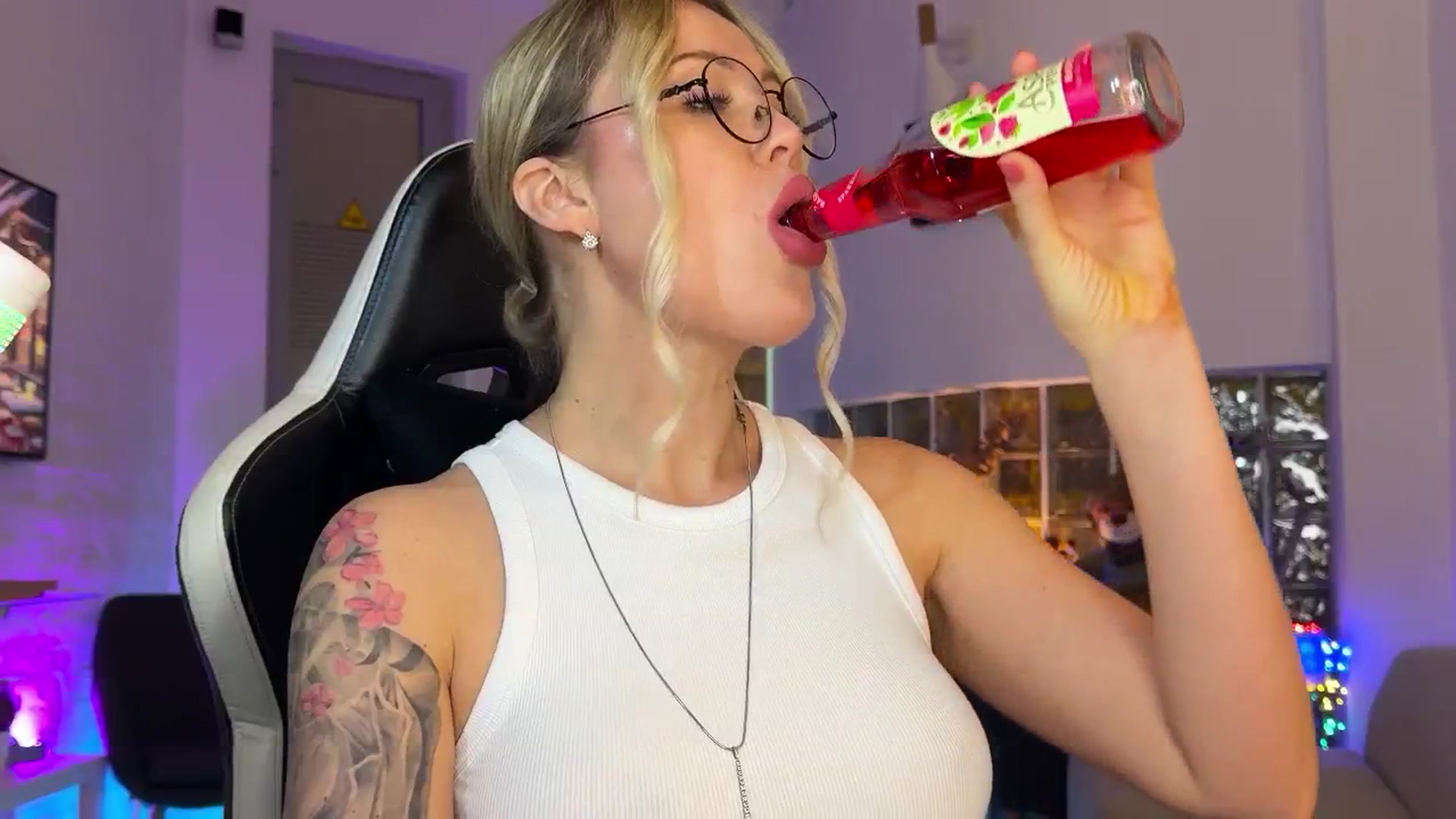 Gallery image thumbnail from AlexiAngel's myfreecams stream on, 12/19/2025, 18:38 image 14 of 20