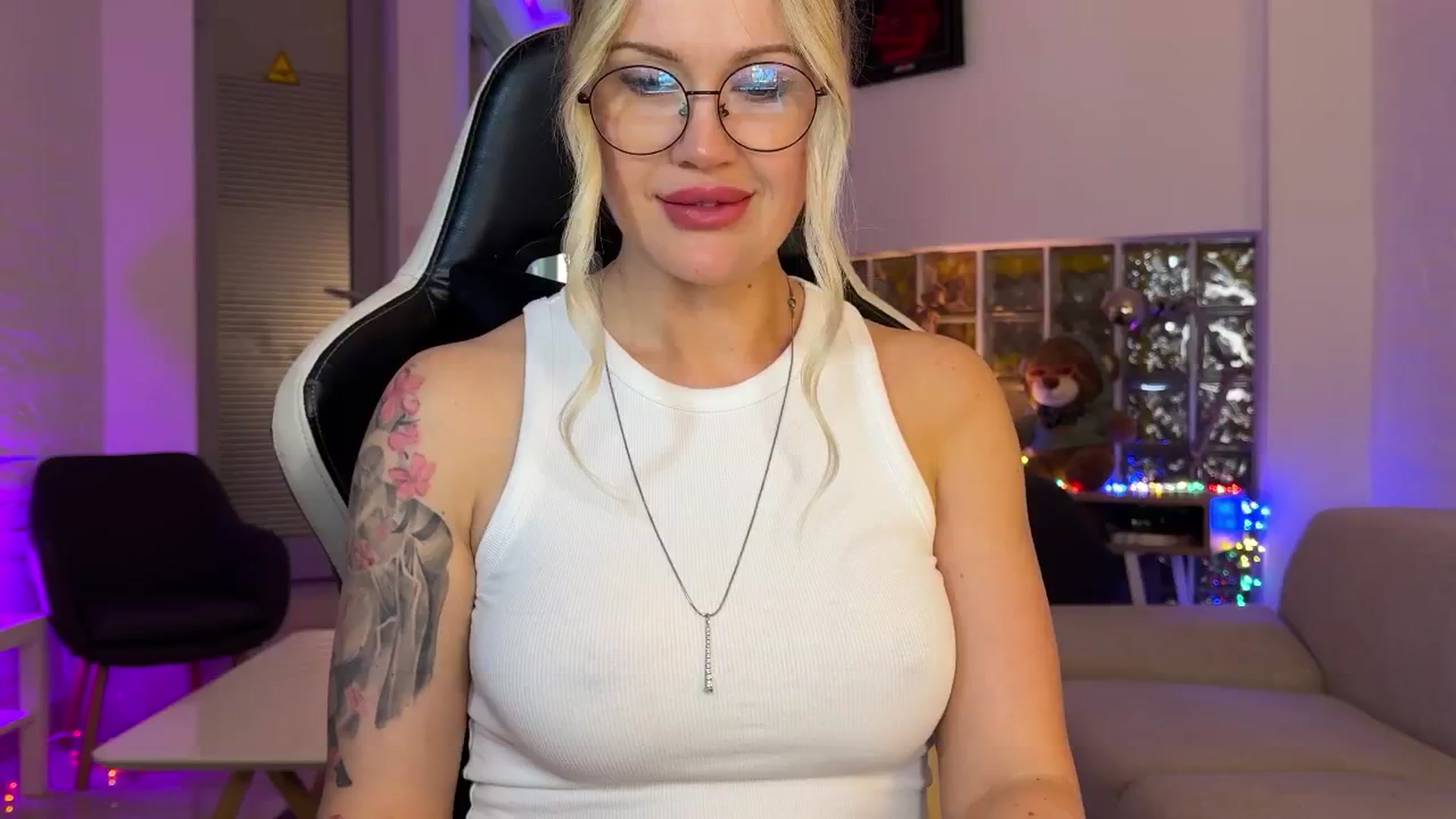 Gallery image thumbnail from AlexiAngel's myfreecams stream on, 12/19/2025, 19:22 image 1 of 20
