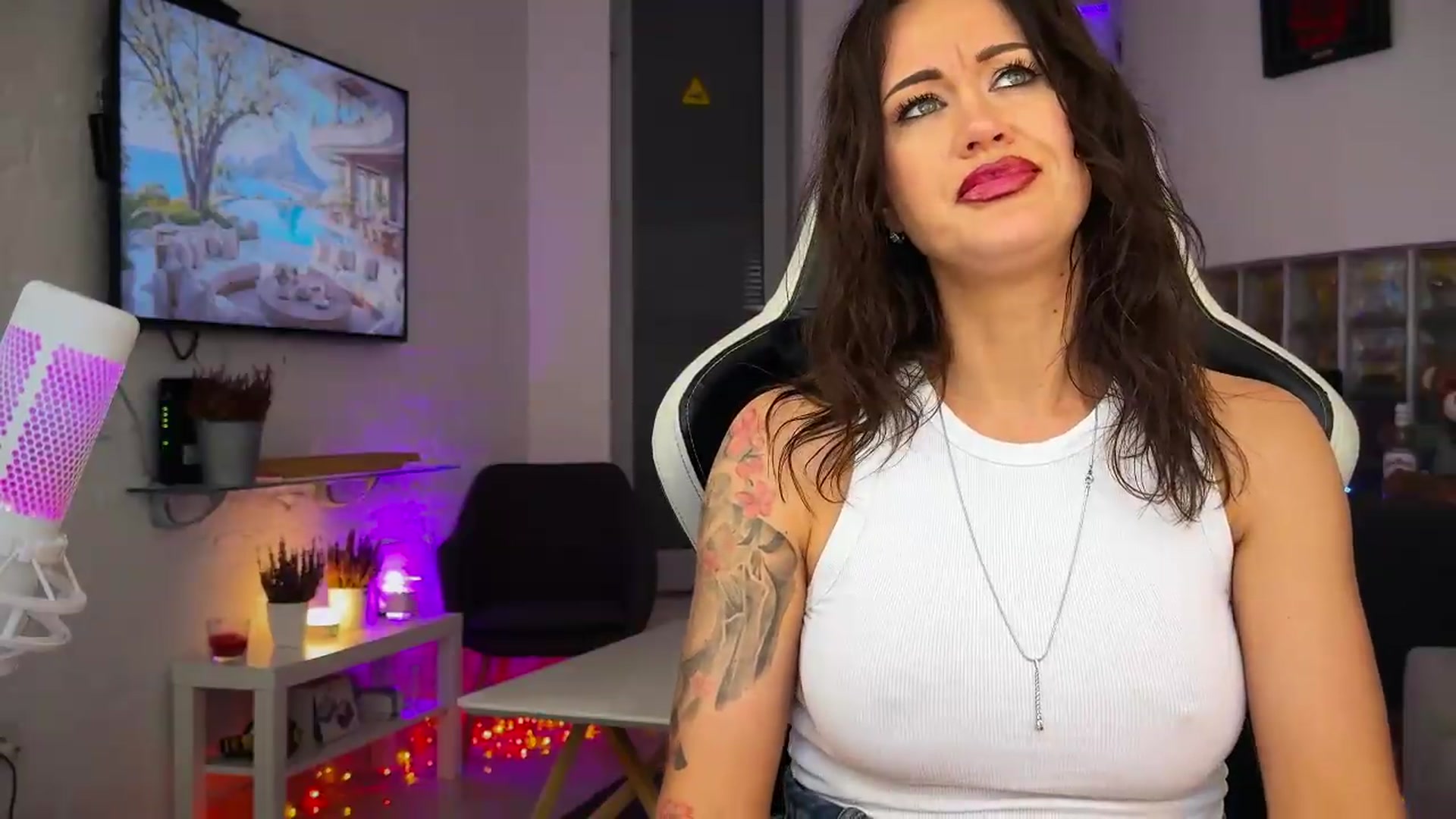 Gallery image thumbnail from AlexiAngel's myfreecams stream on, 05/22/2026, 07:15 image 18 of 20