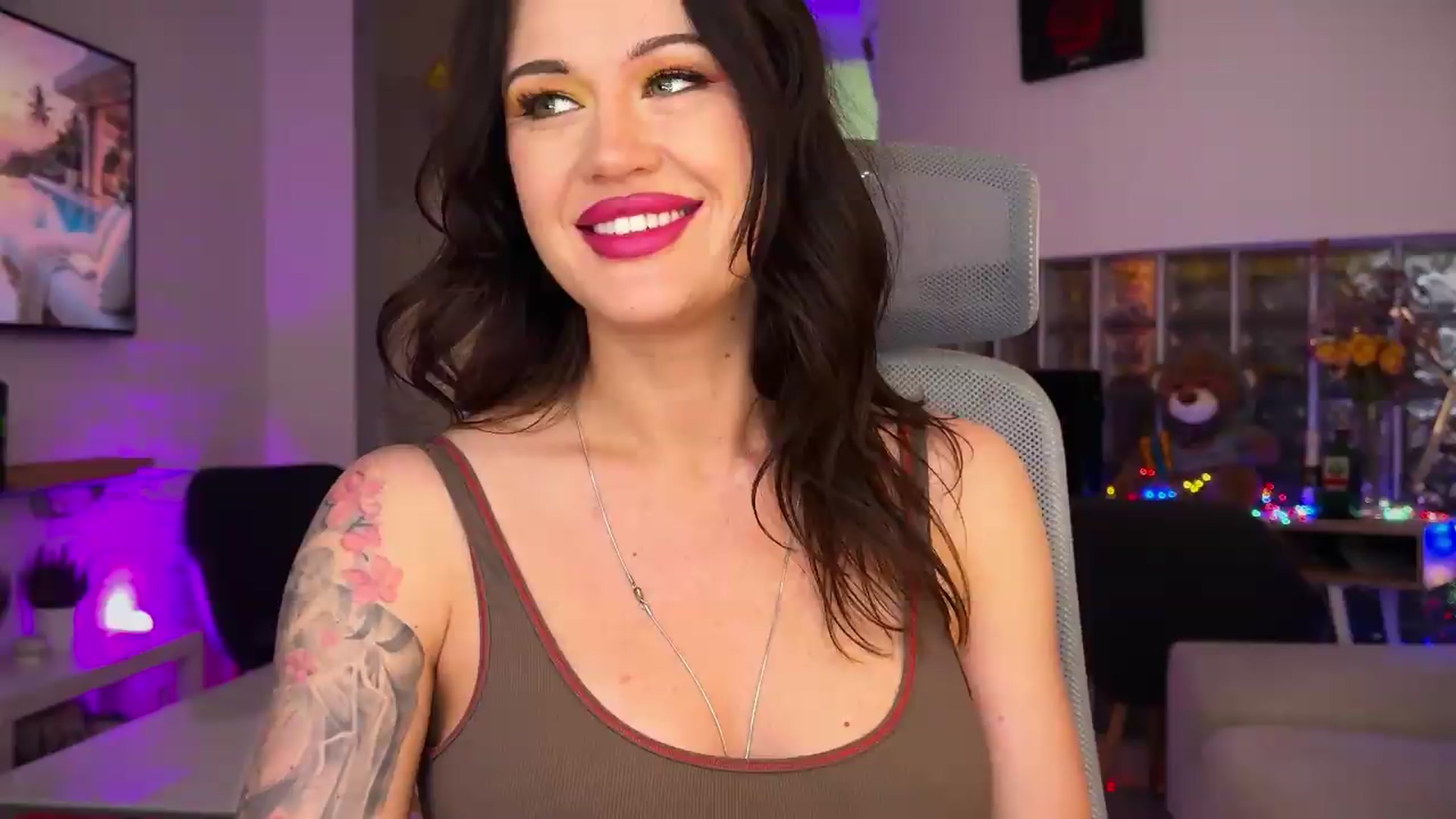 Gallery image thumbnail from AlexiAngel's myfreecams stream on, 08/28/2026, 15:52 image 19 of 20