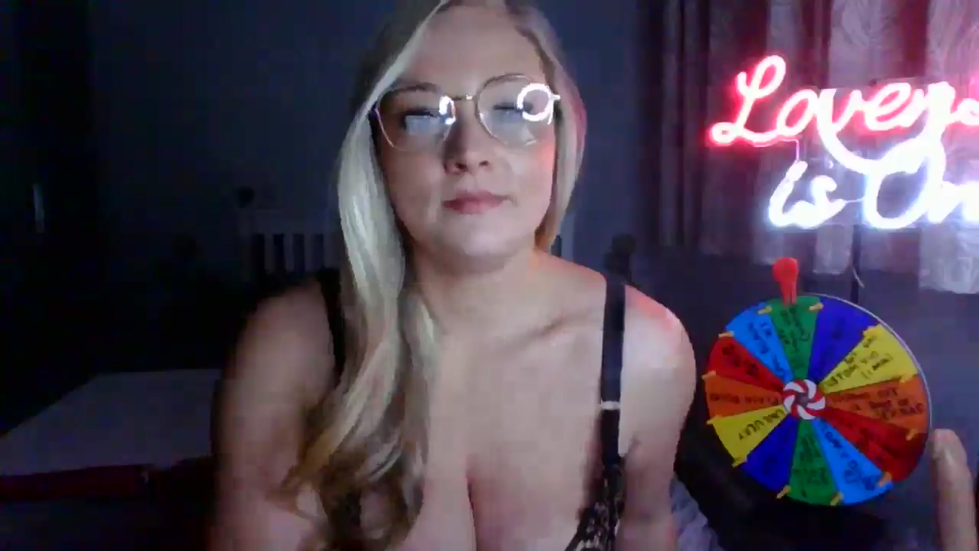 Gallery image thumbnail from AlexisBrookeX's myfreecams stream on, 12/24/2024, 24:23 image 17 of 20