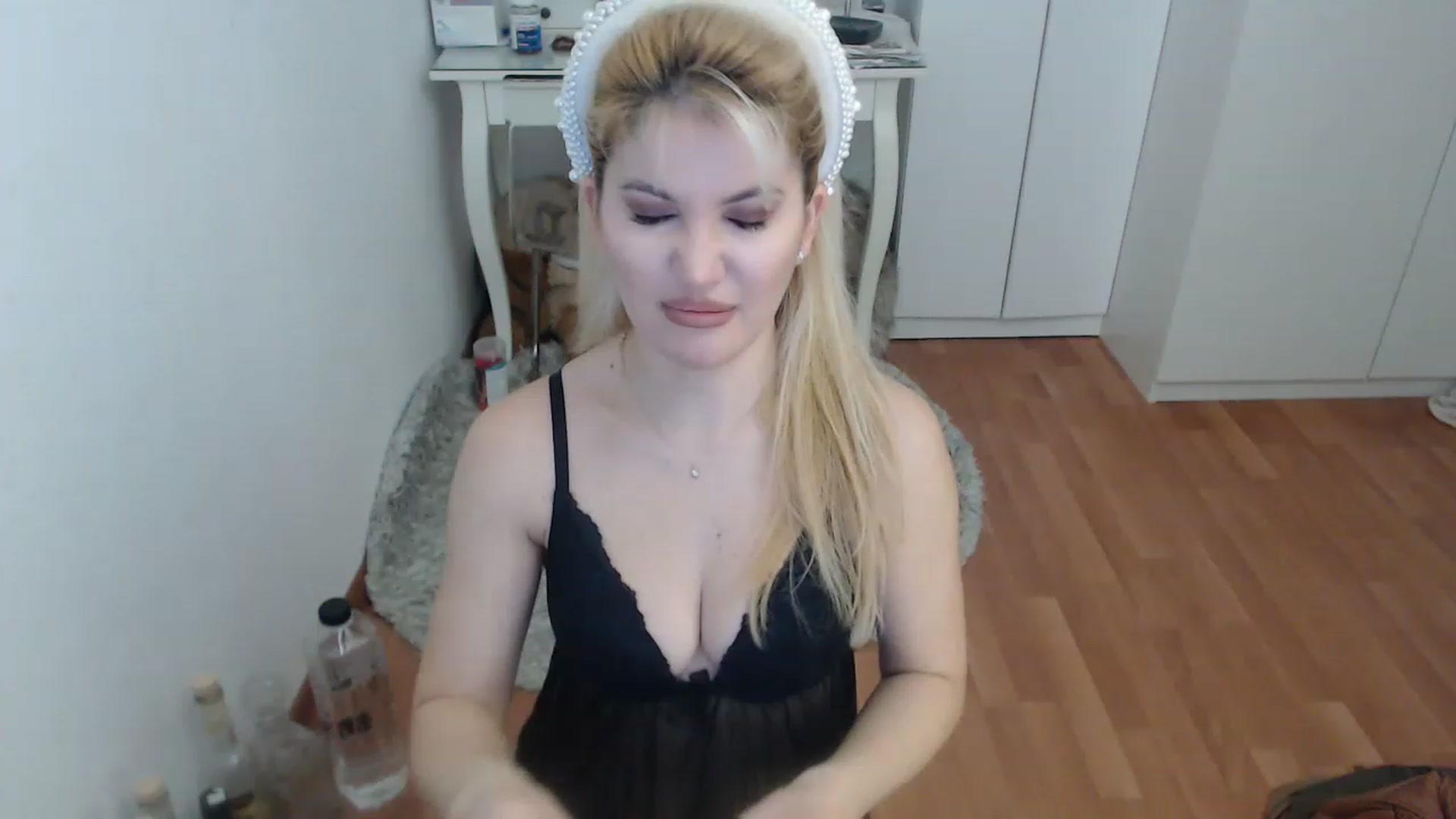 Gallery image thumbnail from AlexisJewel's myfreecams stream on, 12/06/2022, 10:13 image 2 of 20