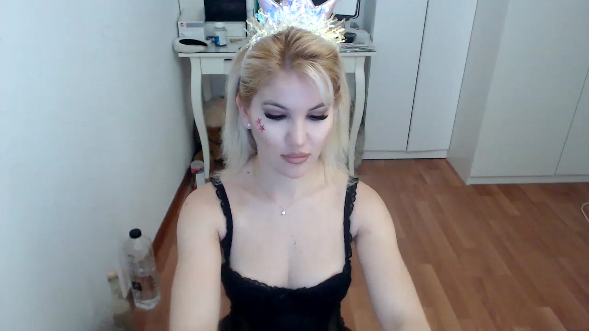 Gallery image thumbnail from AlexisJewel's myfreecams stream on, 12/10/2022, 07:51 image 17 of 20