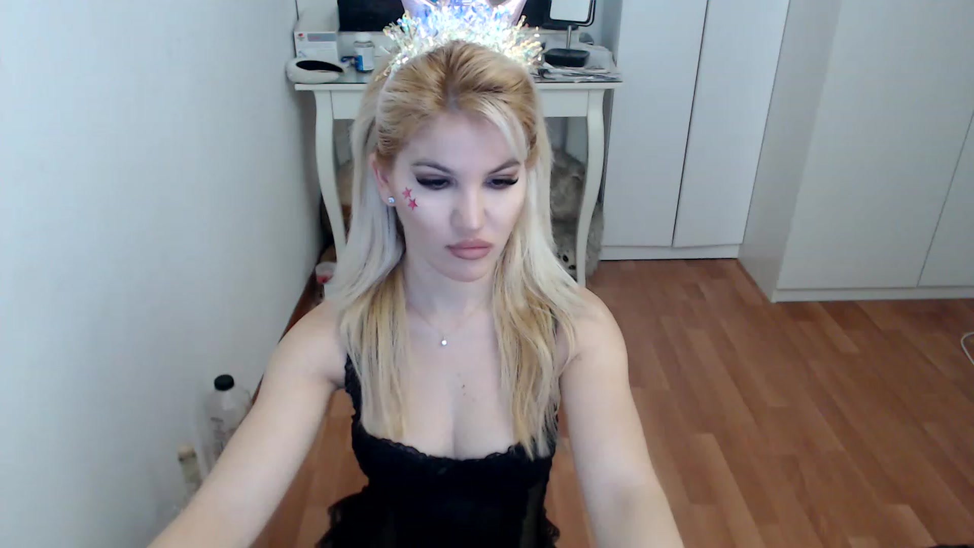 Gallery image thumbnail from AlexisJewel's myfreecams stream on, 12/10/2022, 07:51 image 2 of 20