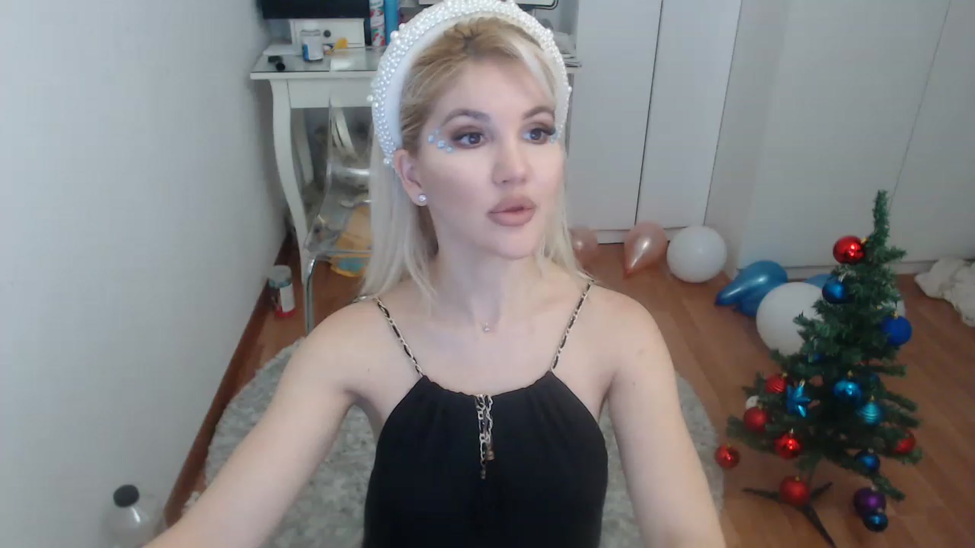 Gallery image thumbnail from AlexisJewel's myfreecams stream on, 12/21/2022, 10:15 image 8 of 20