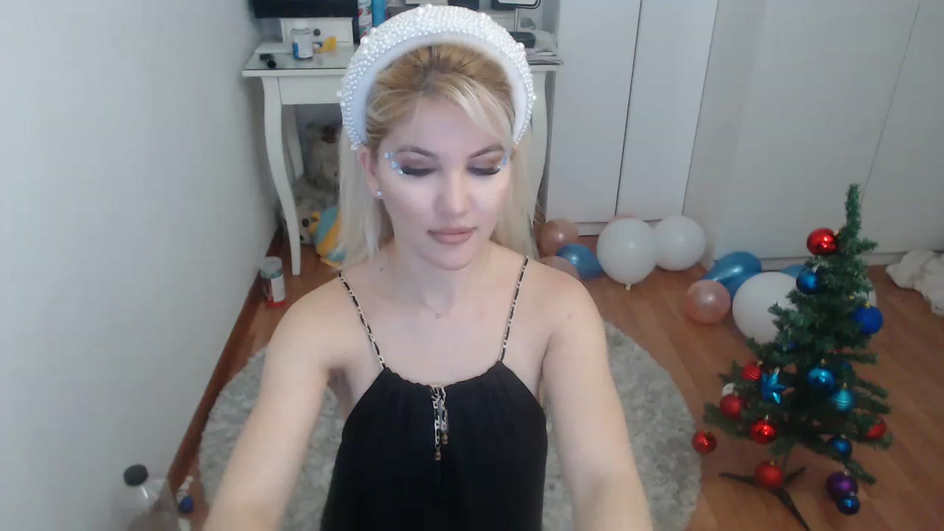 Gallery image thumbnail from AlexisJewel's myfreecams stream on, 12/21/2022, 10:15 image 6 of 20