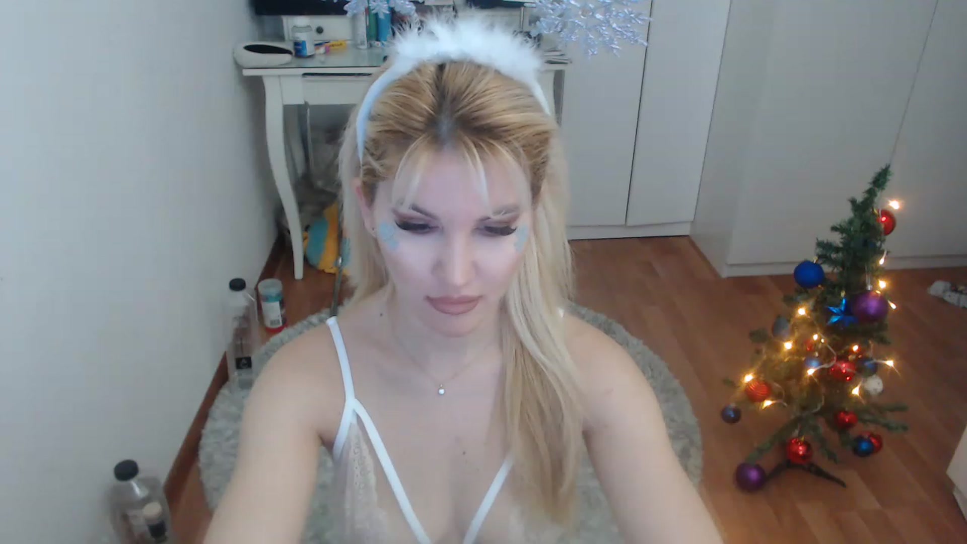 Gallery image thumbnail from AlexisJewel's myfreecams stream on, 12/23/2022, 08:11 image 6 of 20