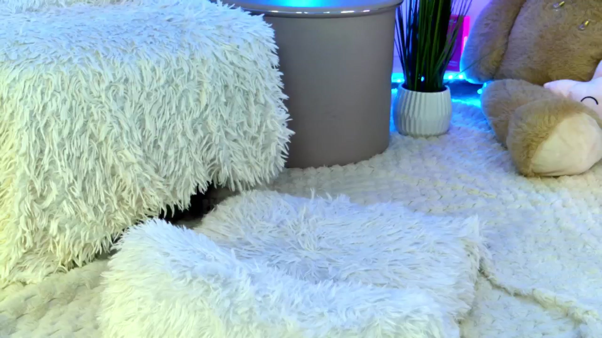 Gallery image thumbnail from AlexisLove's myfreecams stream on, 05/20/2025, 20:07 image 9 of 20