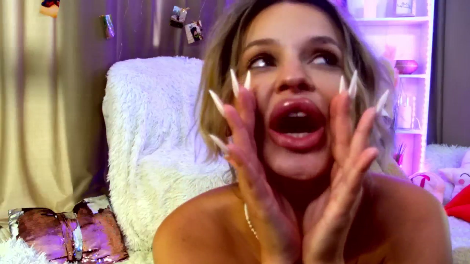 Gallery image thumbnail from AlexisLove's myfreecams stream on, 06/25/2025, 16:29 image 8 of 20