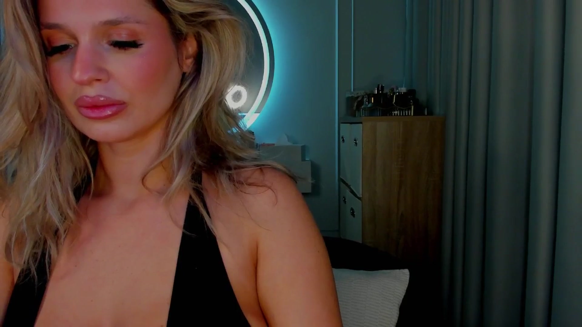 Gallery image thumbnail from AlexisLove's myfreecams stream on, 10/06/2025, 04:03 image 20 of 20