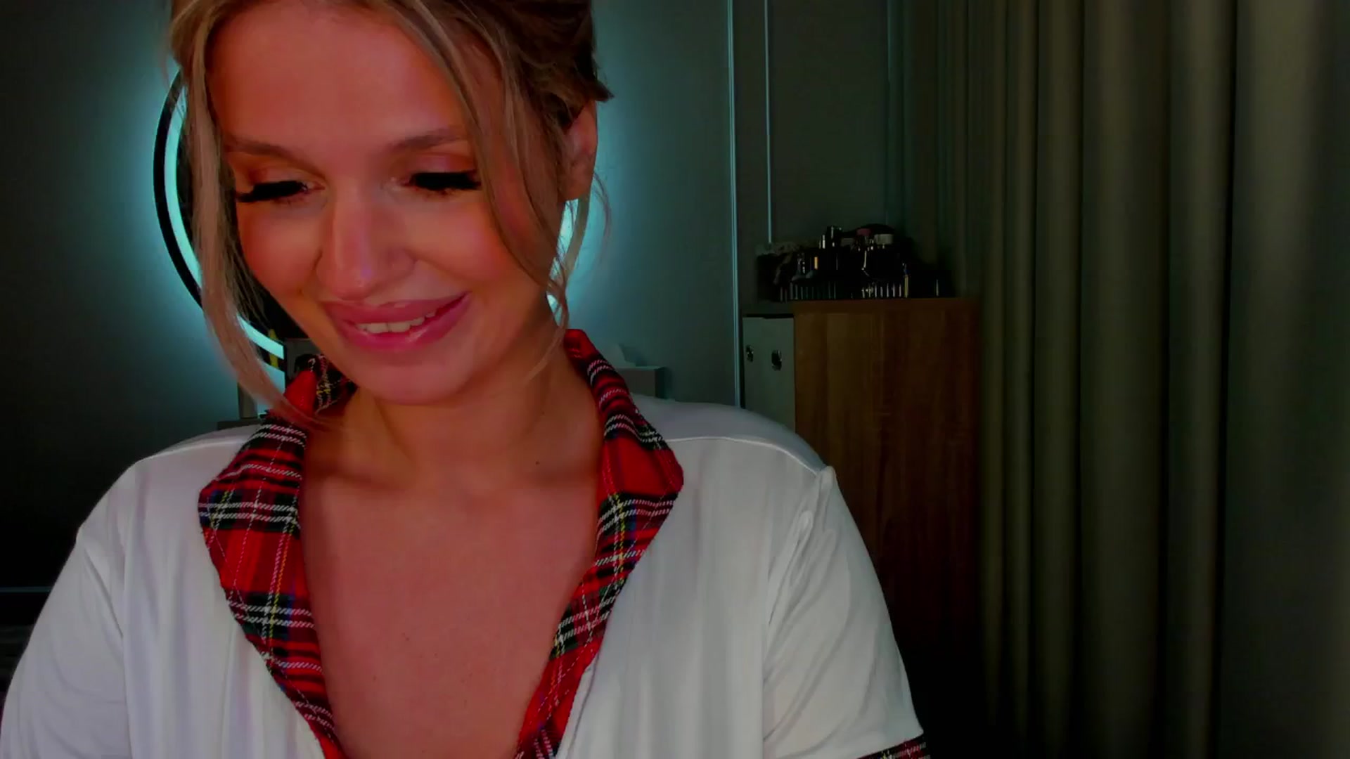Gallery image thumbnail from AlexisLove's myfreecams stream on, 10/06/2025, 05:00 image 18 of 20