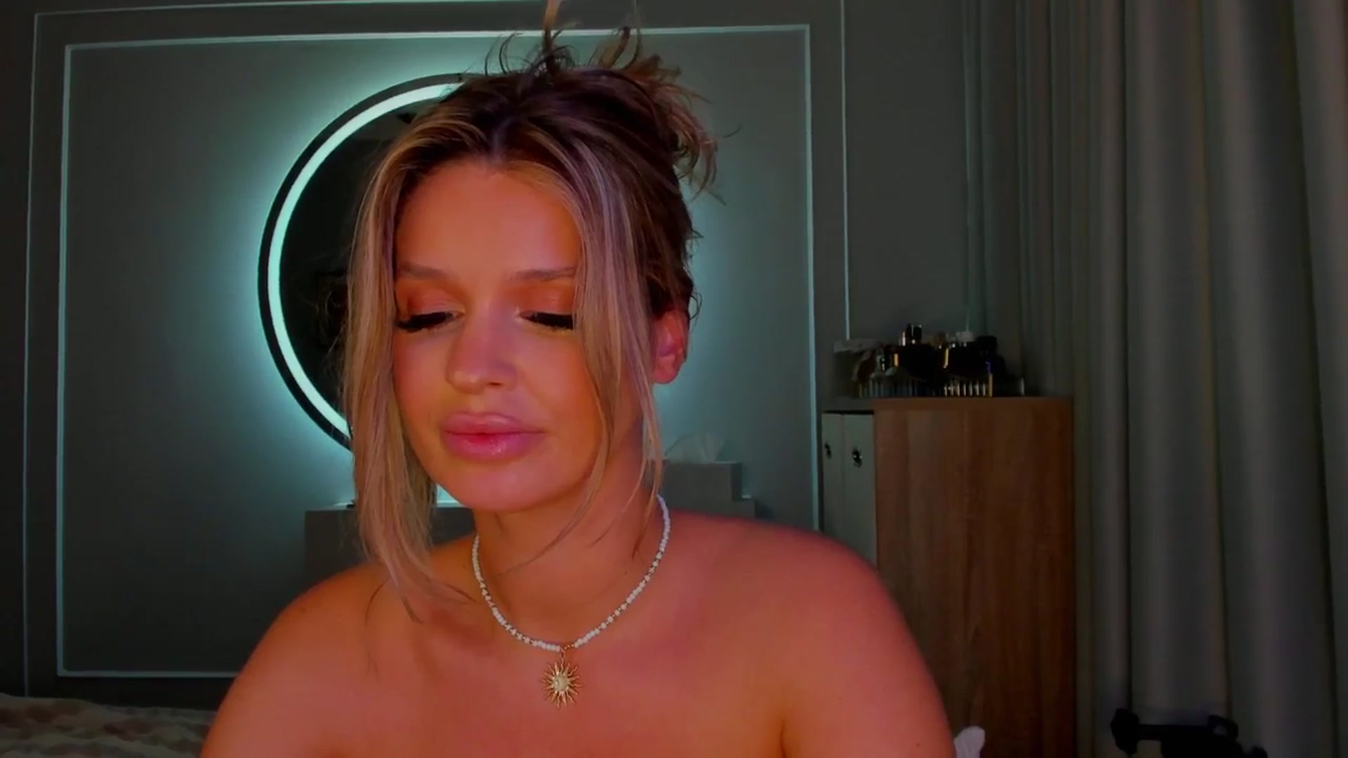 Gallery image thumbnail from AlexisLove's myfreecams stream on, 10/07/2025, 06:40 image 4 of 20