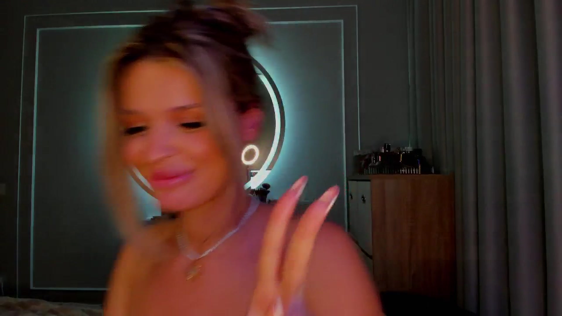 Gallery image thumbnail from AlexisLove's myfreecams stream on, 10/07/2025, 06:40 image 2 of 20