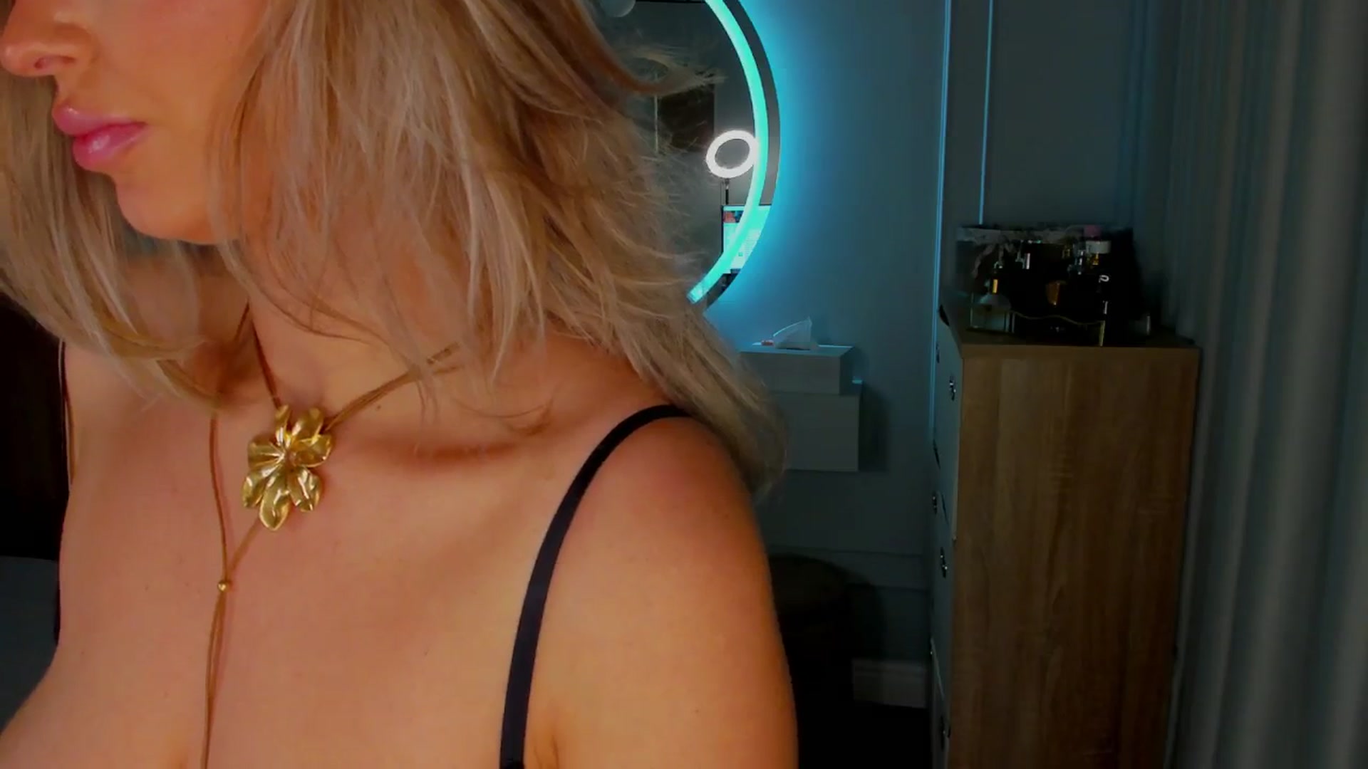 Gallery image thumbnail from AlexisLove's myfreecams stream on, 10/09/2025, 03:11 image 18 of 20