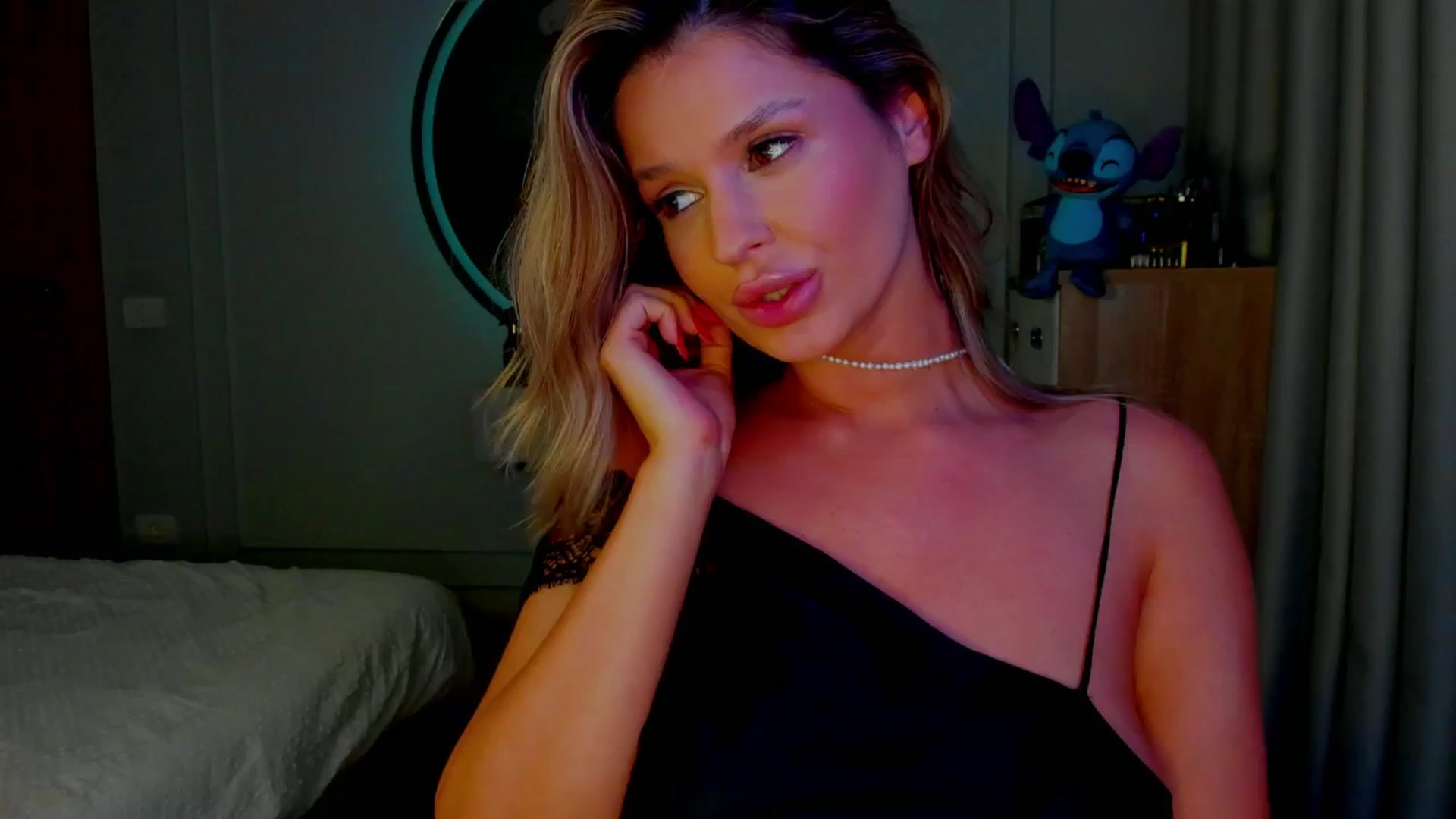 Gallery image thumbnail from AlexisLove's myfreecams stream on, 11/06/2025, 21:46 image 17 of 20