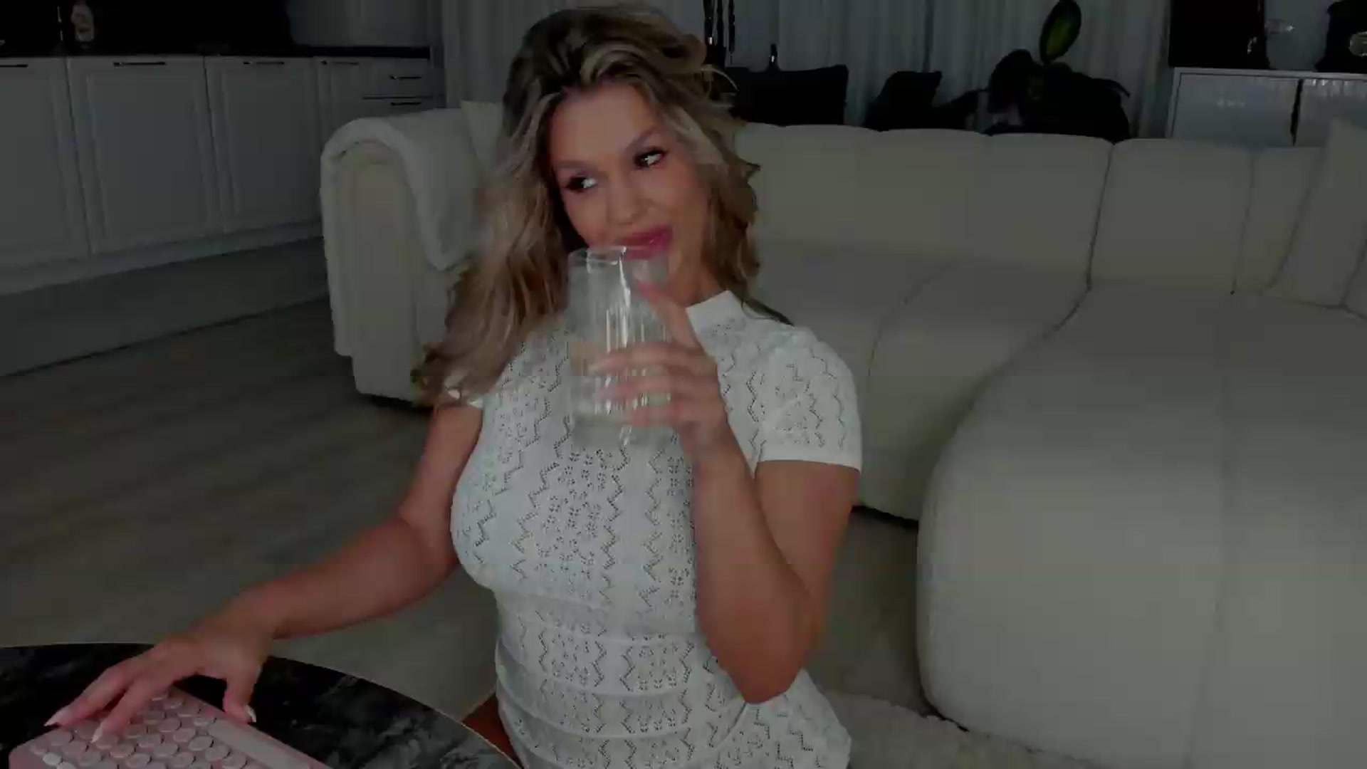 Gallery image thumbnail from AlexisLove's myfreecams stream on, 06/15/2026, 22:47 image 7 of 20