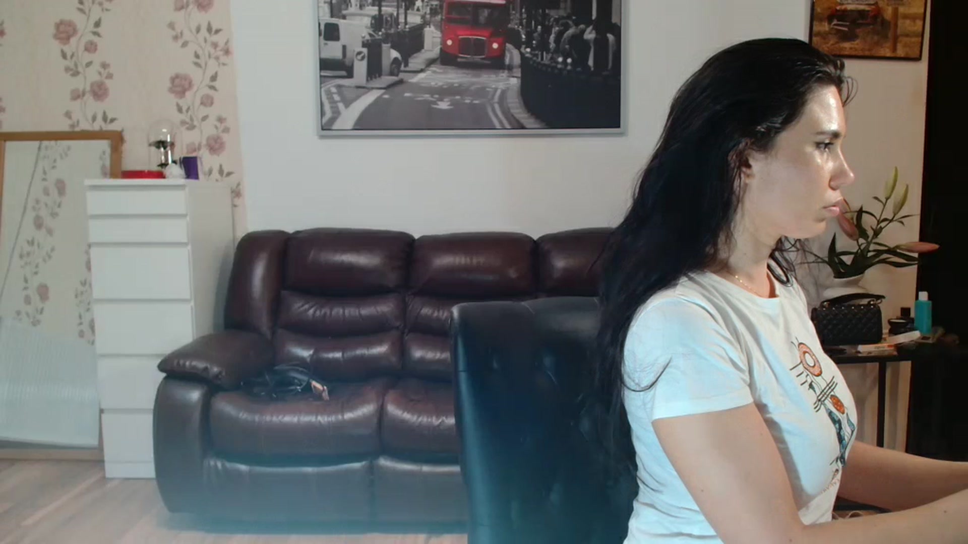 Gallery image thumbnail from AlexisLuvv's myfreecams stream on, 04/20/2025, 19:22 image 19 of 20