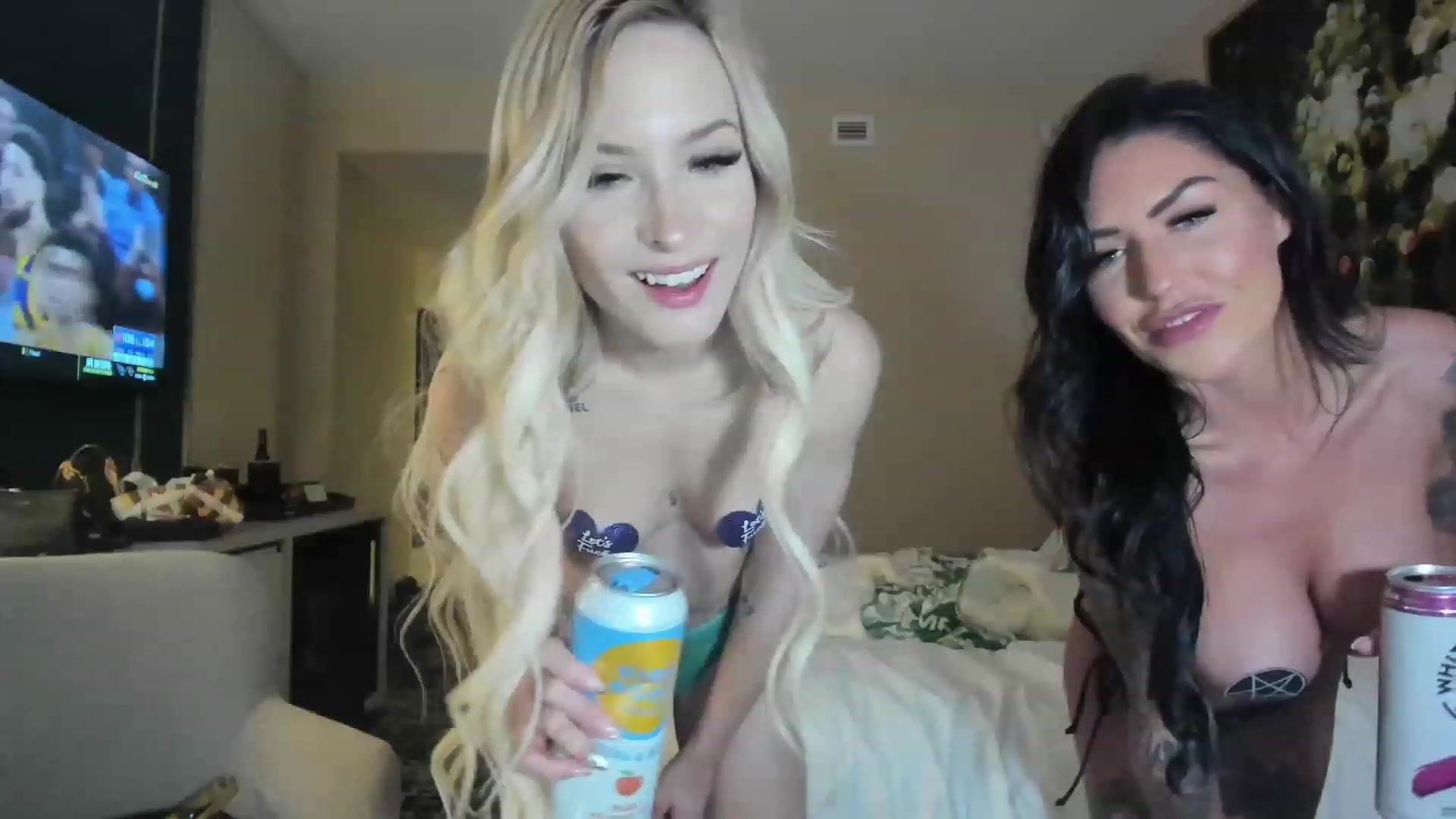 Gallery image thumbnail from AlexisWildest's myfreecams stream on, 01/05/2023, 06:52 image 12 of 20