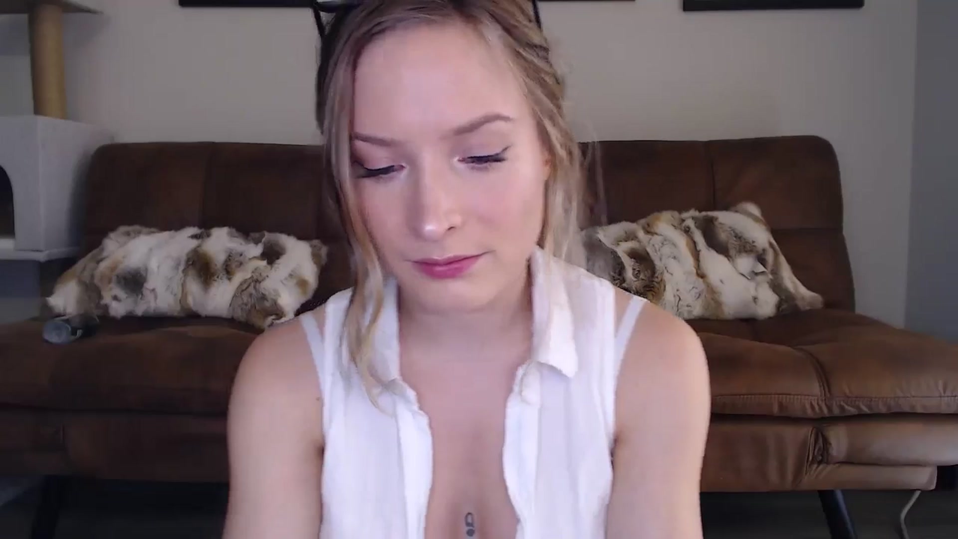 Gallery image thumbnail from AlexisWildest's myfreecams stream on, 10/02/2024, 23:04 image 16 of 20