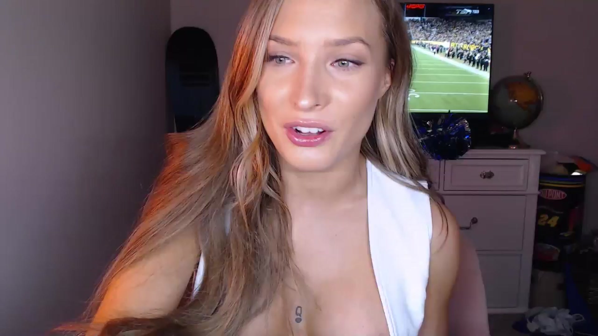 Gallery image thumbnail from AlexisWildest's myfreecams stream on, 10/29/2024, 03:37 image 13 of 20