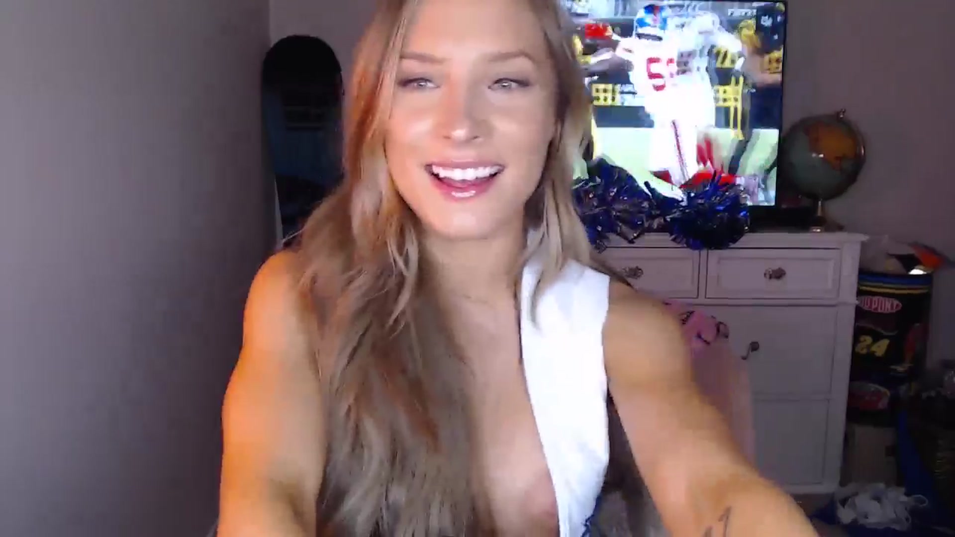 Gallery image thumbnail from AlexisWildest's myfreecams stream on, 10/29/2024, 03:37 image 12 of 20