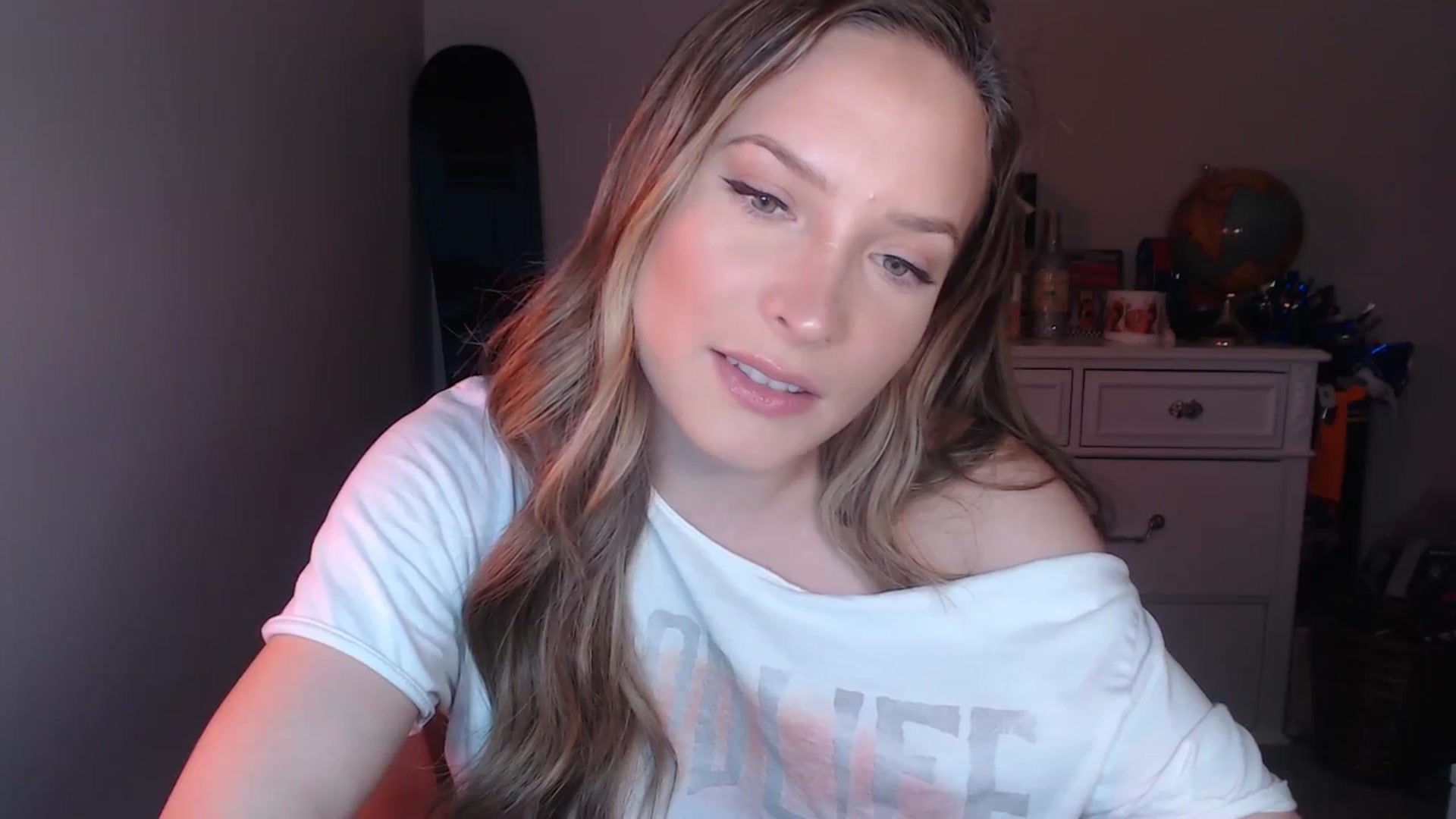 Gallery image thumbnail from AlexisWildest's myfreecams stream on, 12/04/2024, 24:02 image 15 of 20