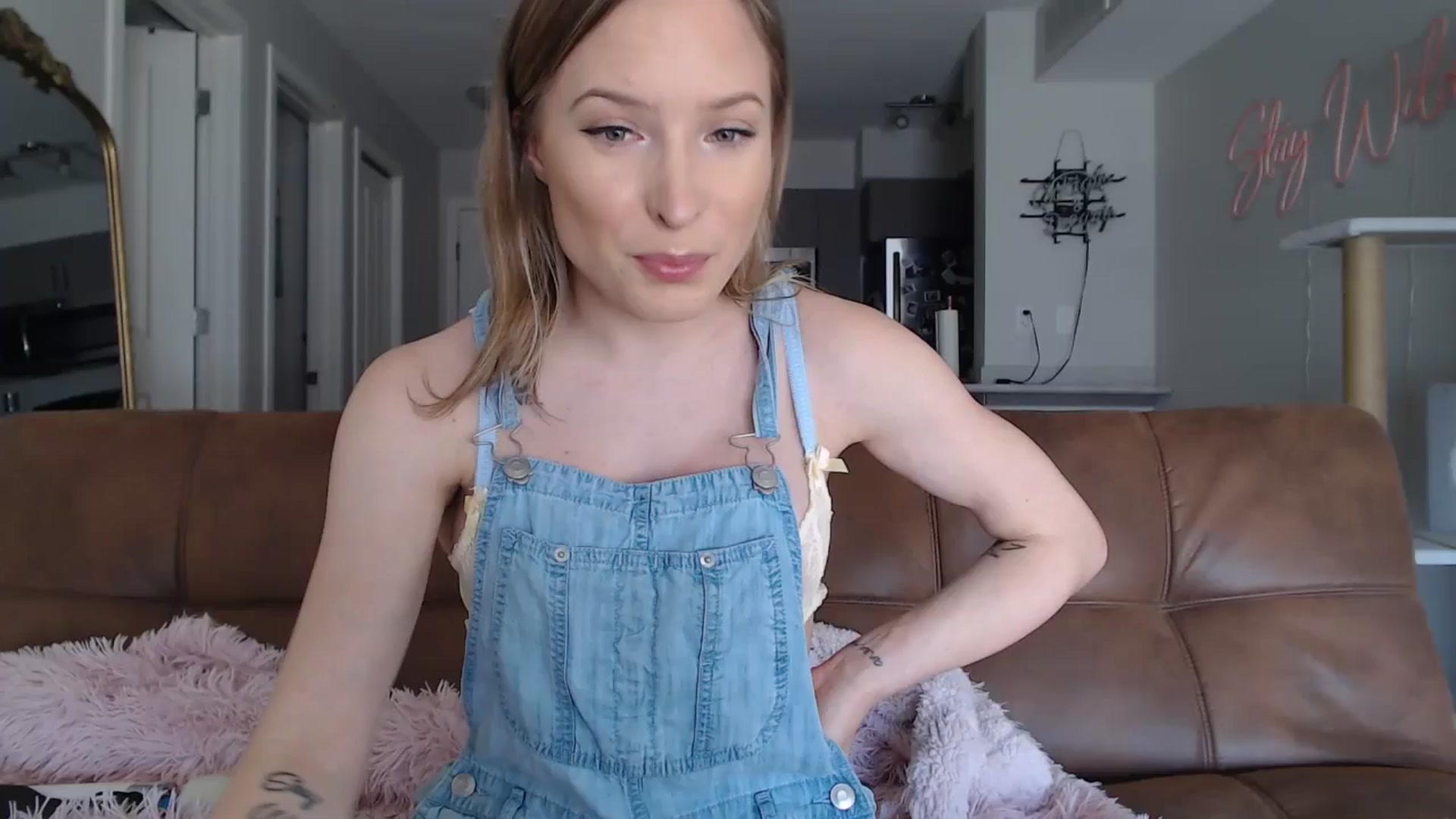 Gallery image thumbnail from AlexisWildest's myfreecams stream on, 03/27/2025, 24:57 image 10 of 20