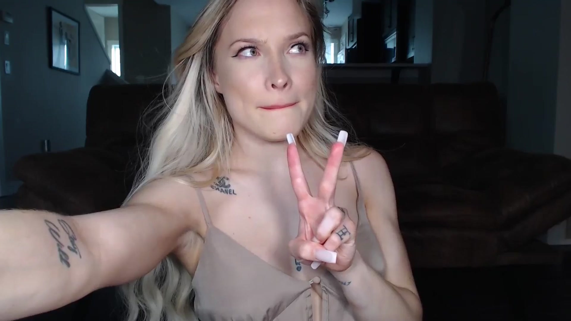 Gallery image thumbnail from AlexisWildest's myfreecams stream on, 08/05/2025, 24:00 image 13 of 20