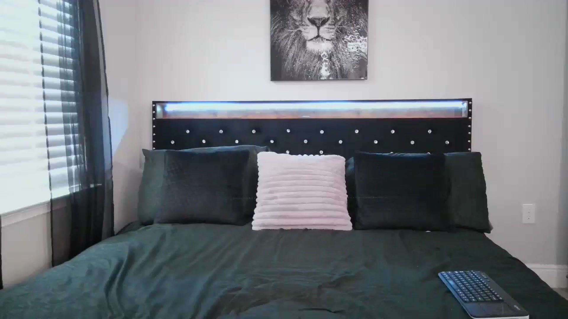 Gallery image thumbnail from Alexis_Amorr's myfreecams stream on, 05/15/2025, 22:03 image 4 of 20