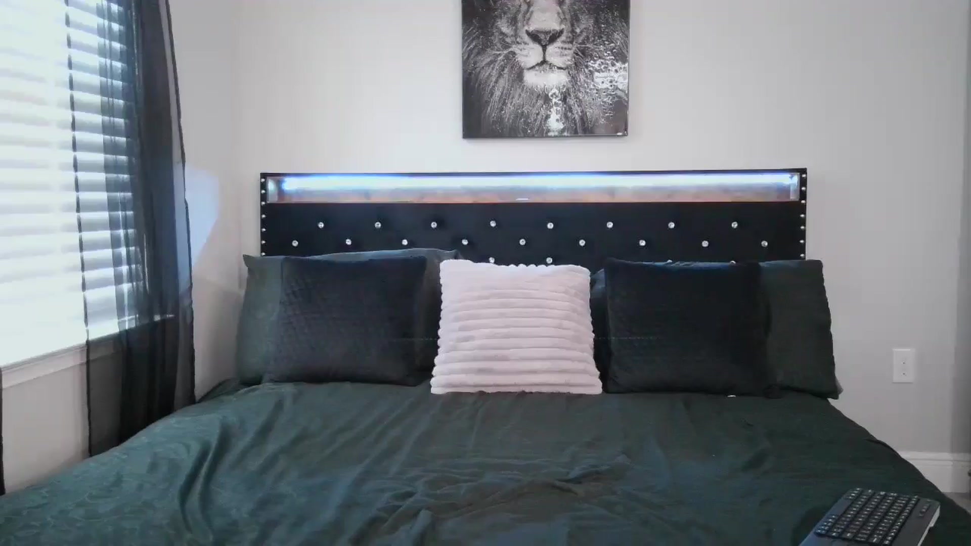 Gallery image thumbnail from Alexis_Amorr's myfreecams stream on, 05/15/2025, 22:03 image 6 of 20