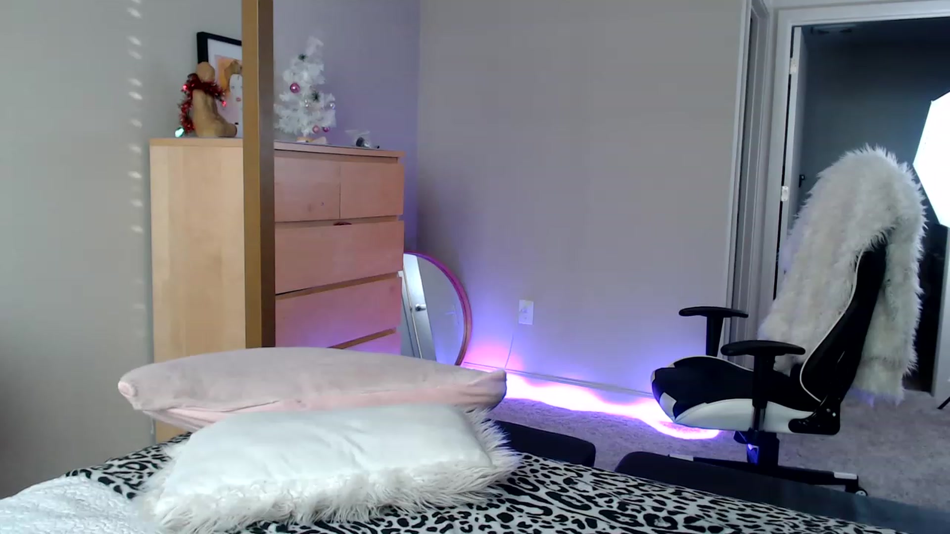 Gallery image thumbnail from Alexis_Anne's myfreecams stream on, 12/01/2022, 22:18 image 6 of 20