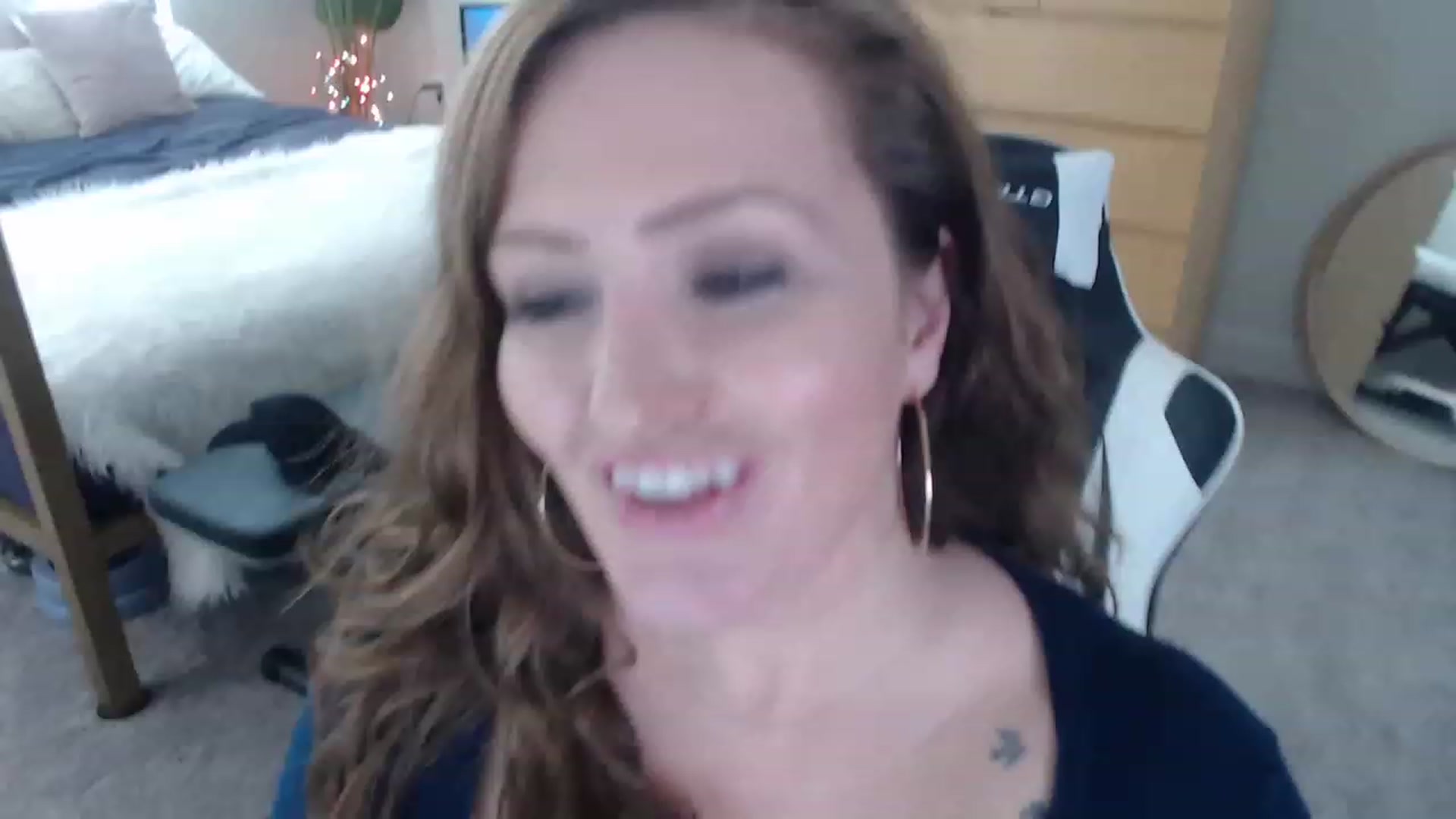 Gallery image thumbnail from Alexis_Anne's myfreecams stream on, 12/10/2022, 19:39 image 12 of 20