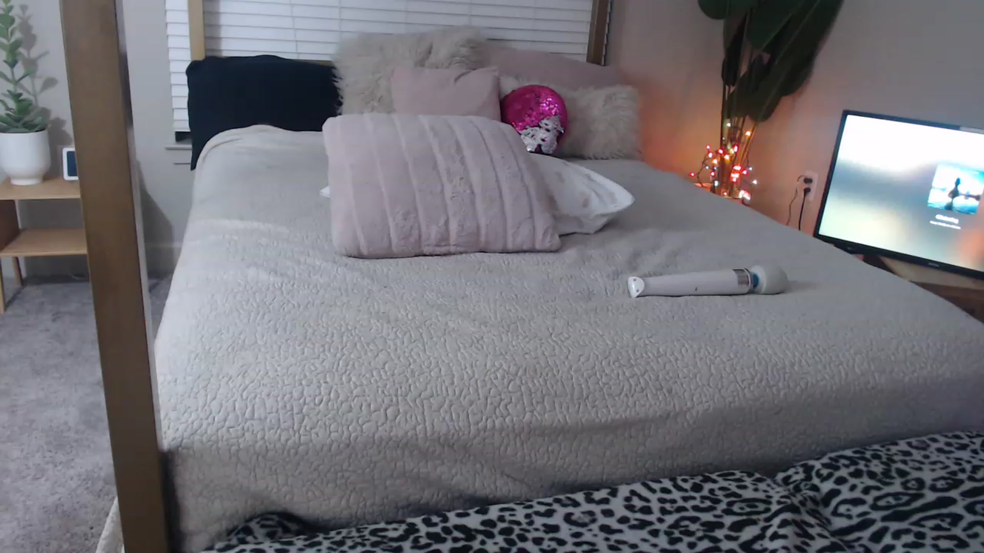 Gallery image thumbnail from Alexis_Anne's myfreecams stream on, 12/15/2022, 05:48 image 5 of 20