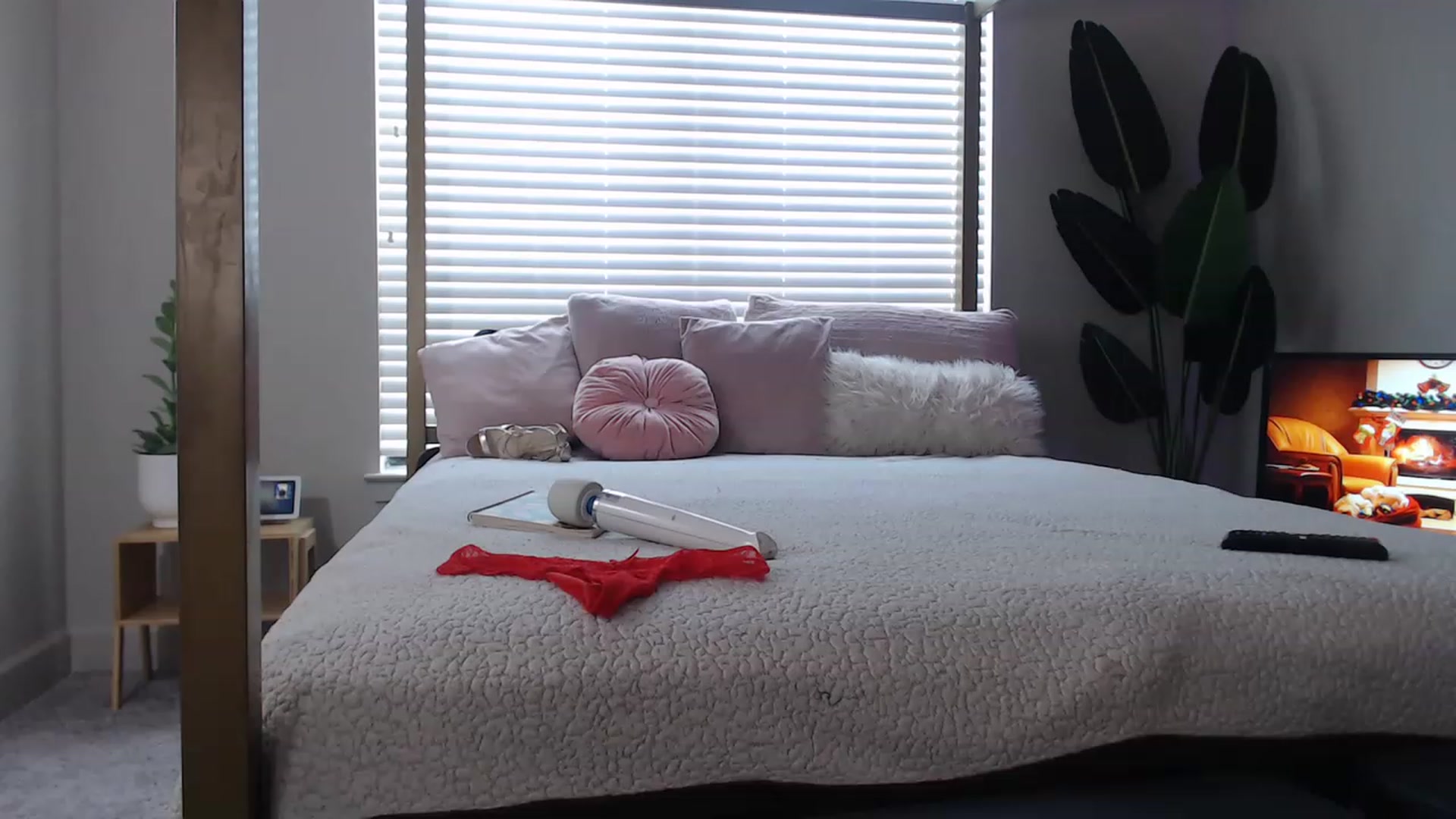 Gallery image thumbnail from Alexis_Anne's myfreecams stream on, 12/20/2022, 19:27 image 7 of 20