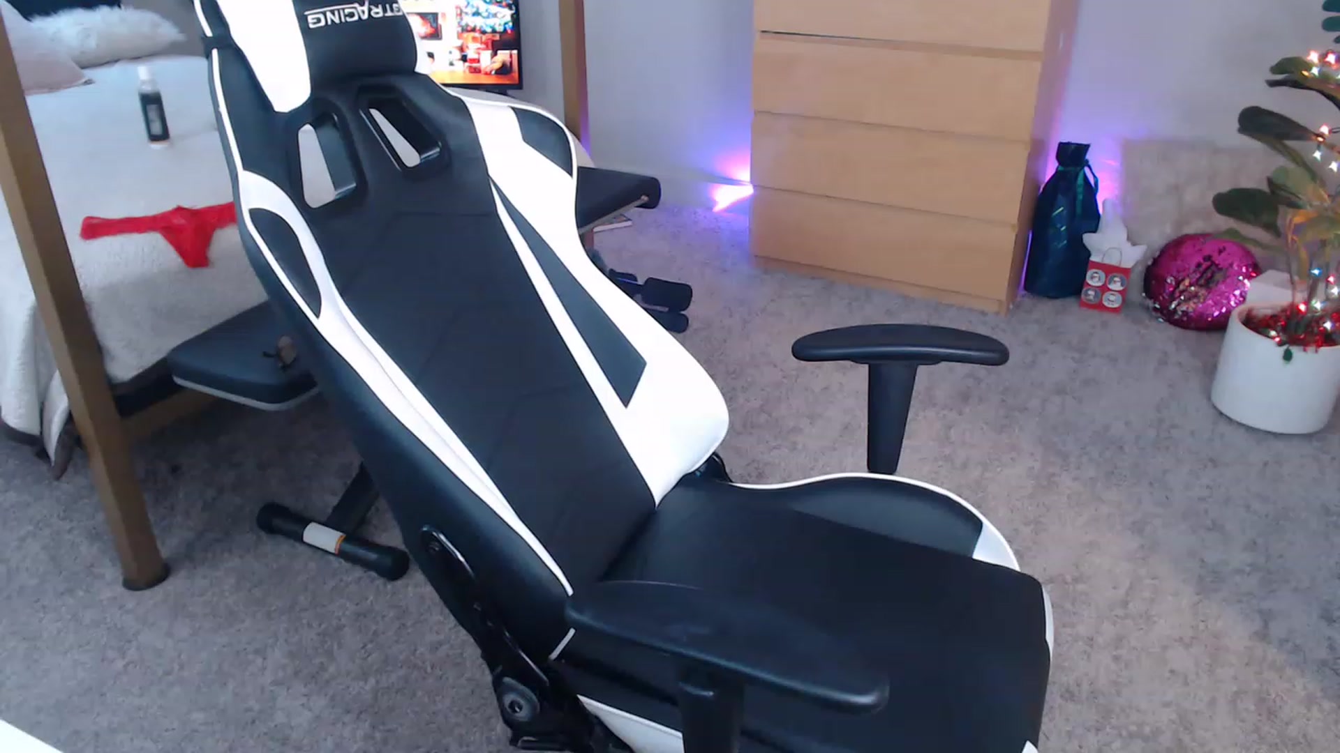 Gallery image thumbnail from Alexis_Anne's myfreecams stream on, 12/20/2022, 22:30 image 11 of 20