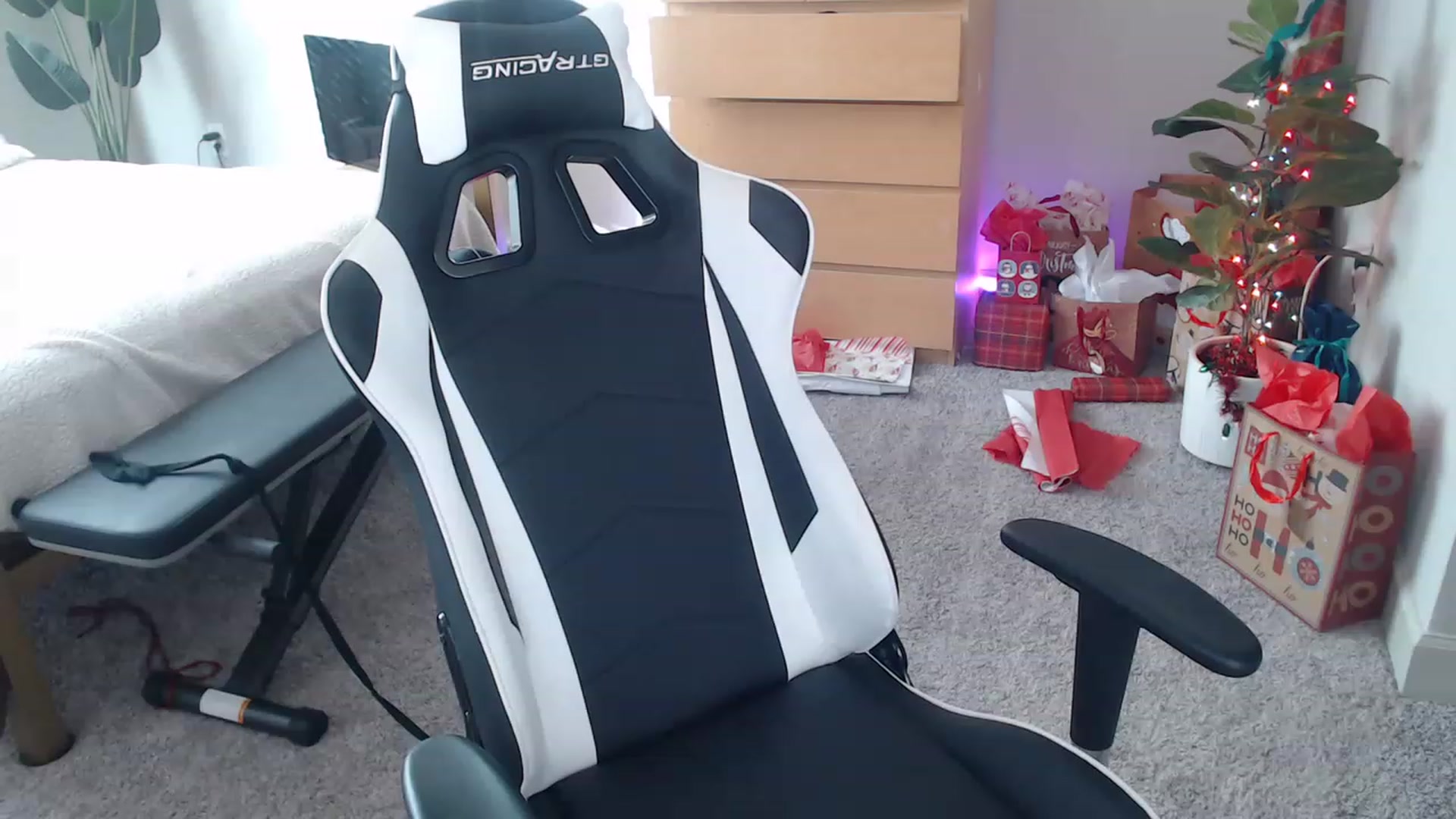 Gallery image thumbnail from Alexis_Anne's myfreecams stream on, 12/23/2022, 20:44 image 18 of 20