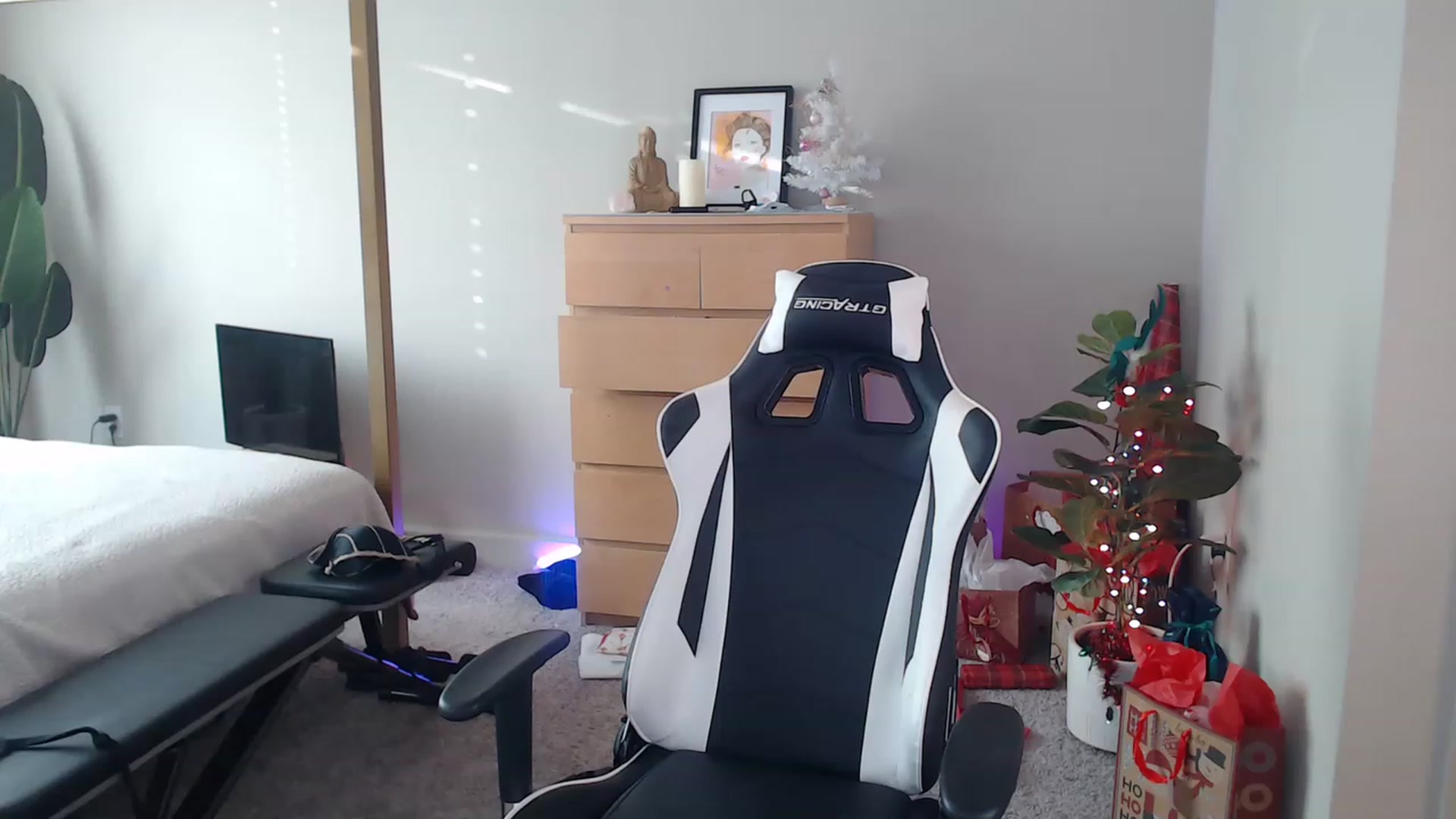 Gallery image thumbnail from Alexis_Anne's myfreecams stream on, 12/23/2022, 21:52 image 7 of 20