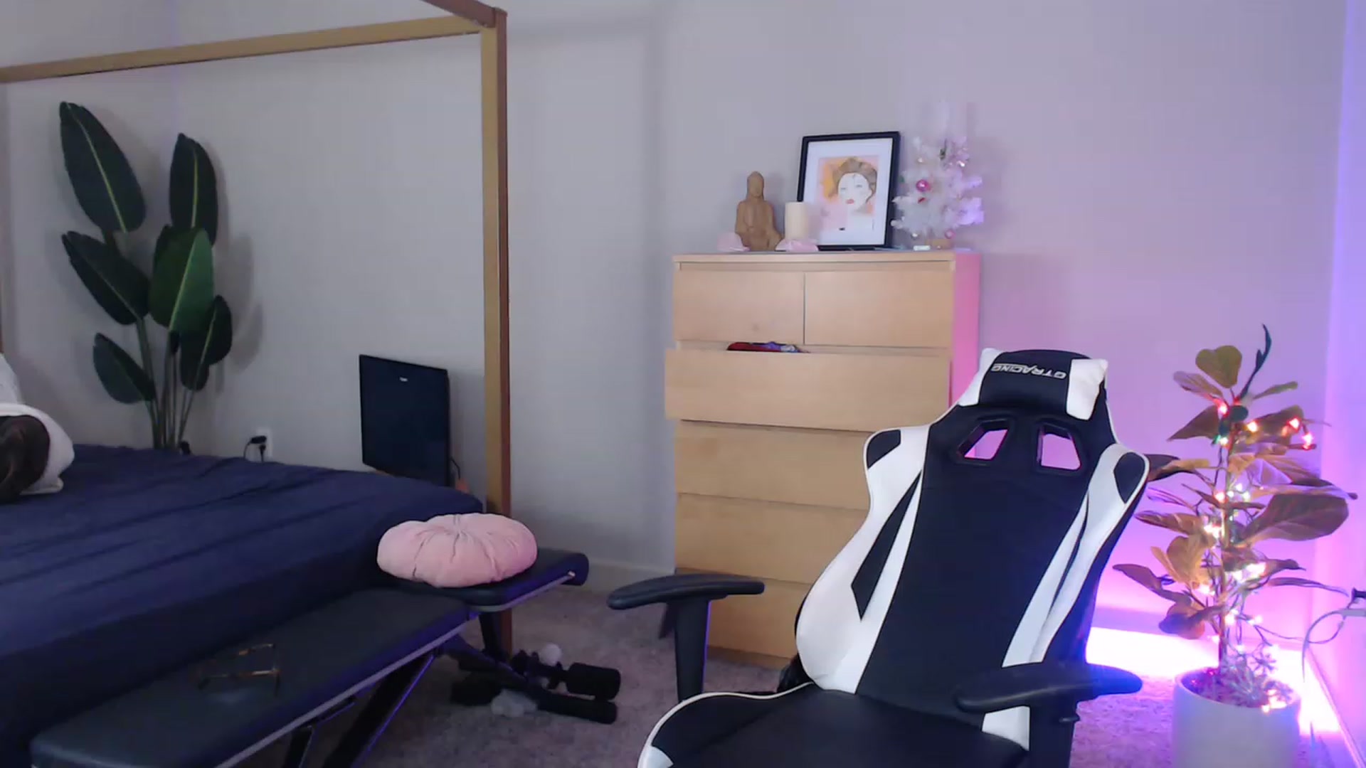 Gallery image thumbnail from Alexis_Anne's myfreecams stream on, 12/28/2022, 05:24 image 6 of 20