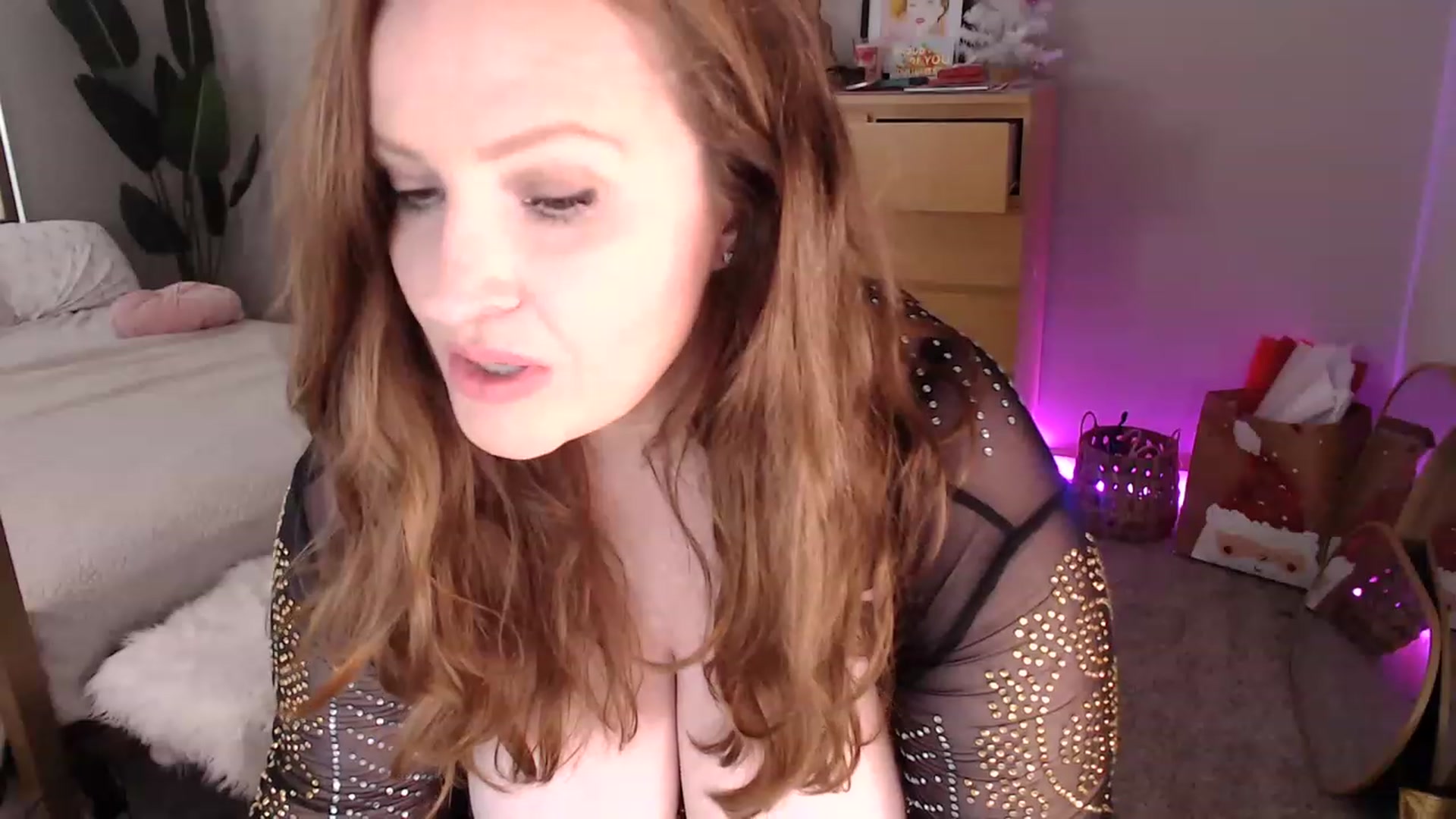 Gallery image thumbnail from Alexis_Anne's myfreecams stream on, 12/31/2022, 19:21 image 18 of 20