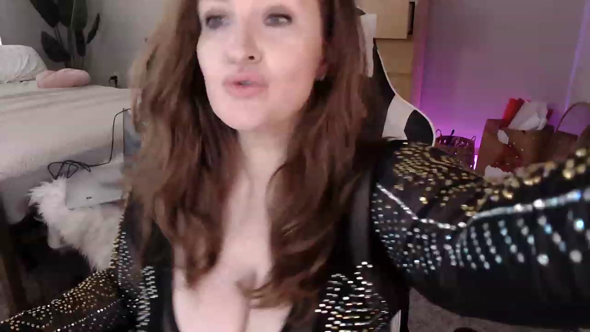 Gallery image thumbnail from Alexis_Anne's myfreecams stream on, 12/31/2022, 19:21 image 4 of 20