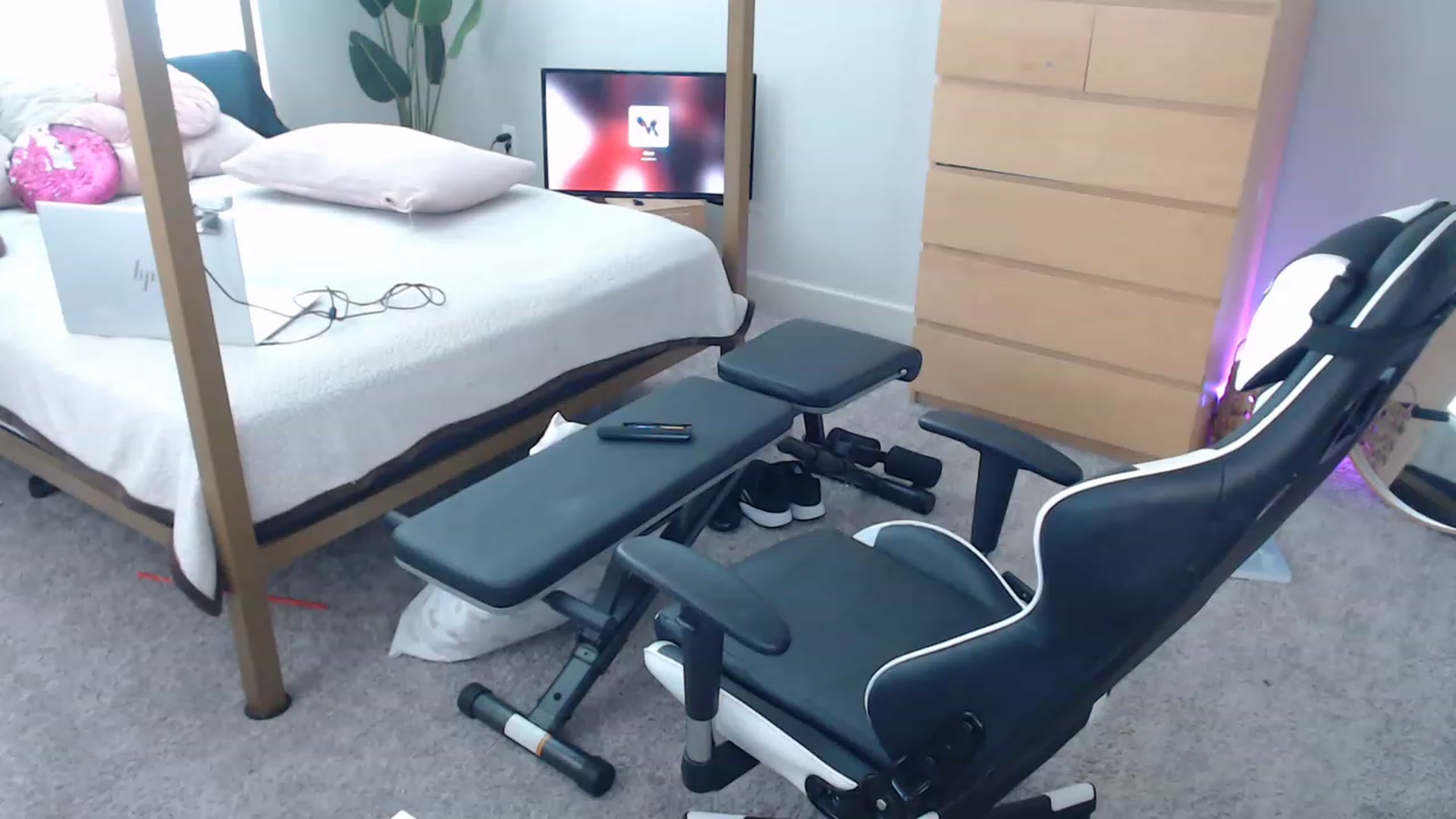 Gallery image thumbnail from Alexis_Anne's myfreecams stream on, 01/04/2023, 19:16 image 20 of 20